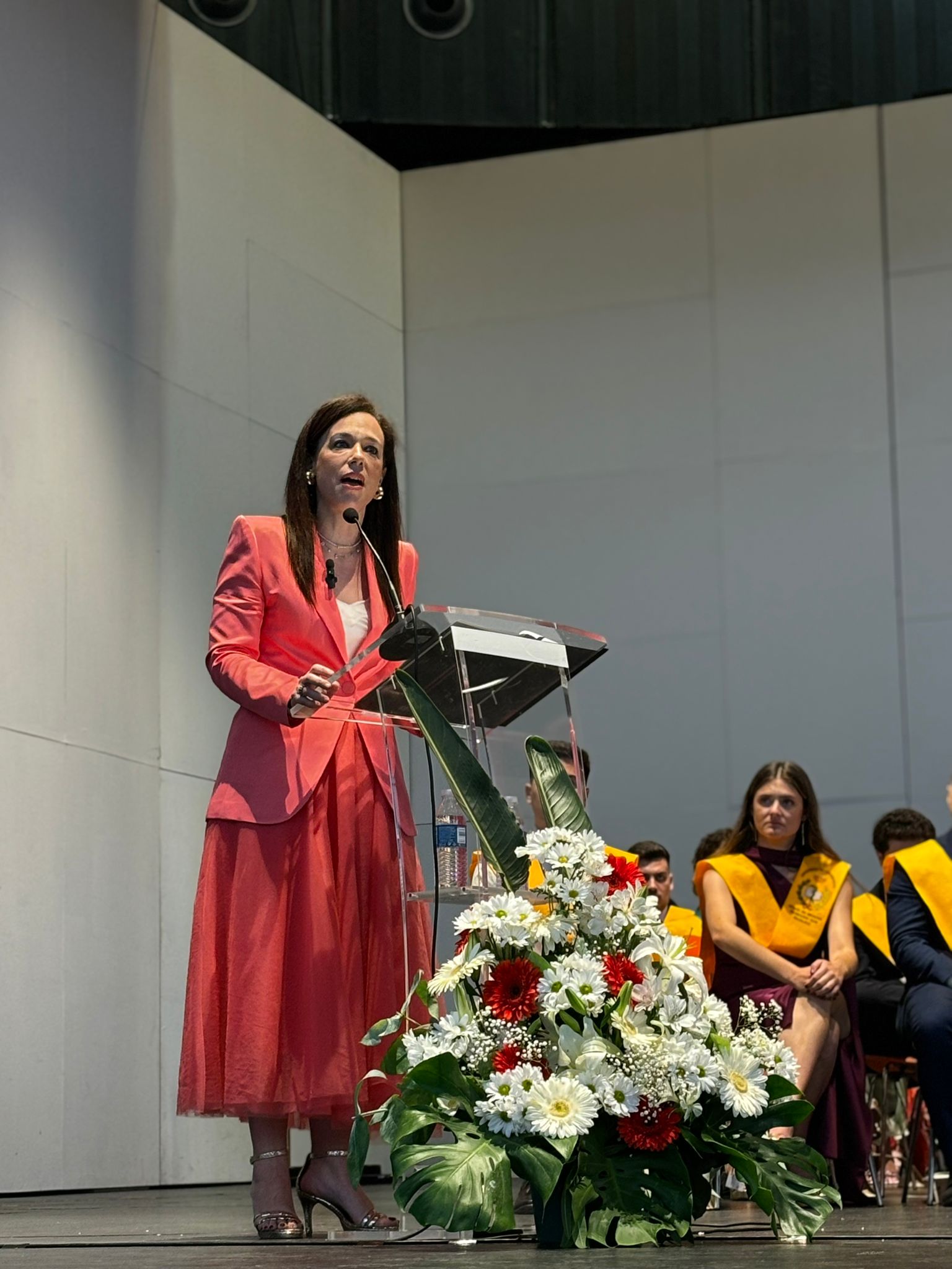 Sara García Espada asiste al acto  de Graduación de la XLVI Promoción del Grado en Medicina