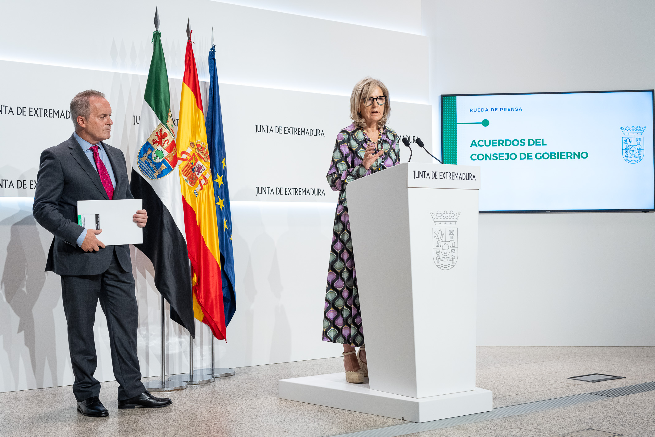 La portavoz de la Junta de Extremadura, Victoria Bazaga, informa de los acuerdos del Consejo de Gobierno, junto al consejero de Infraestructuras, Transporte y Vivienda, Manuel Martín
