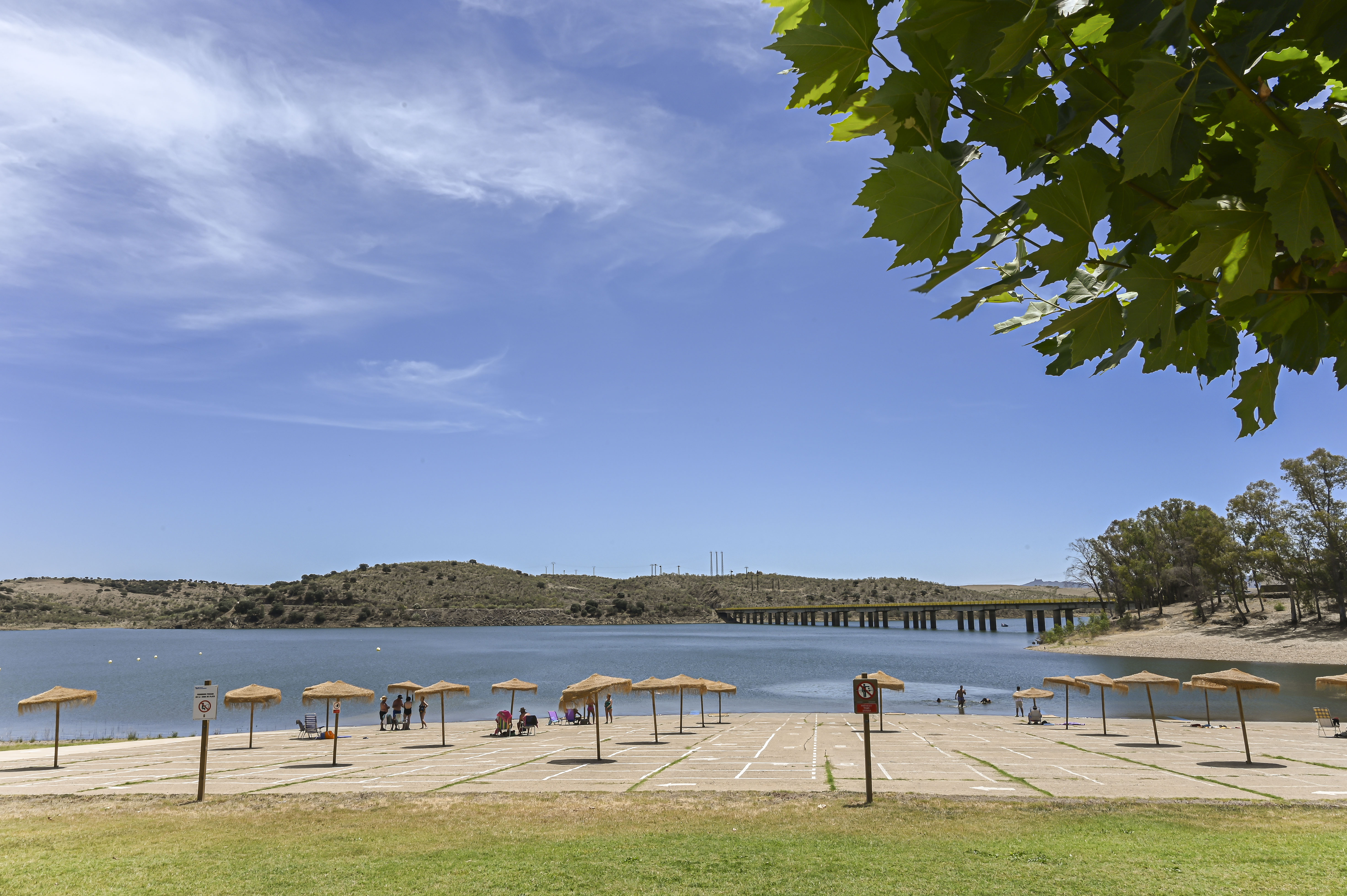 Image 1 of article Extremadura revalida la distinción Bandera Azul para sus 9 playas de interior y el puerto deportivo de Orellana la Vieja
