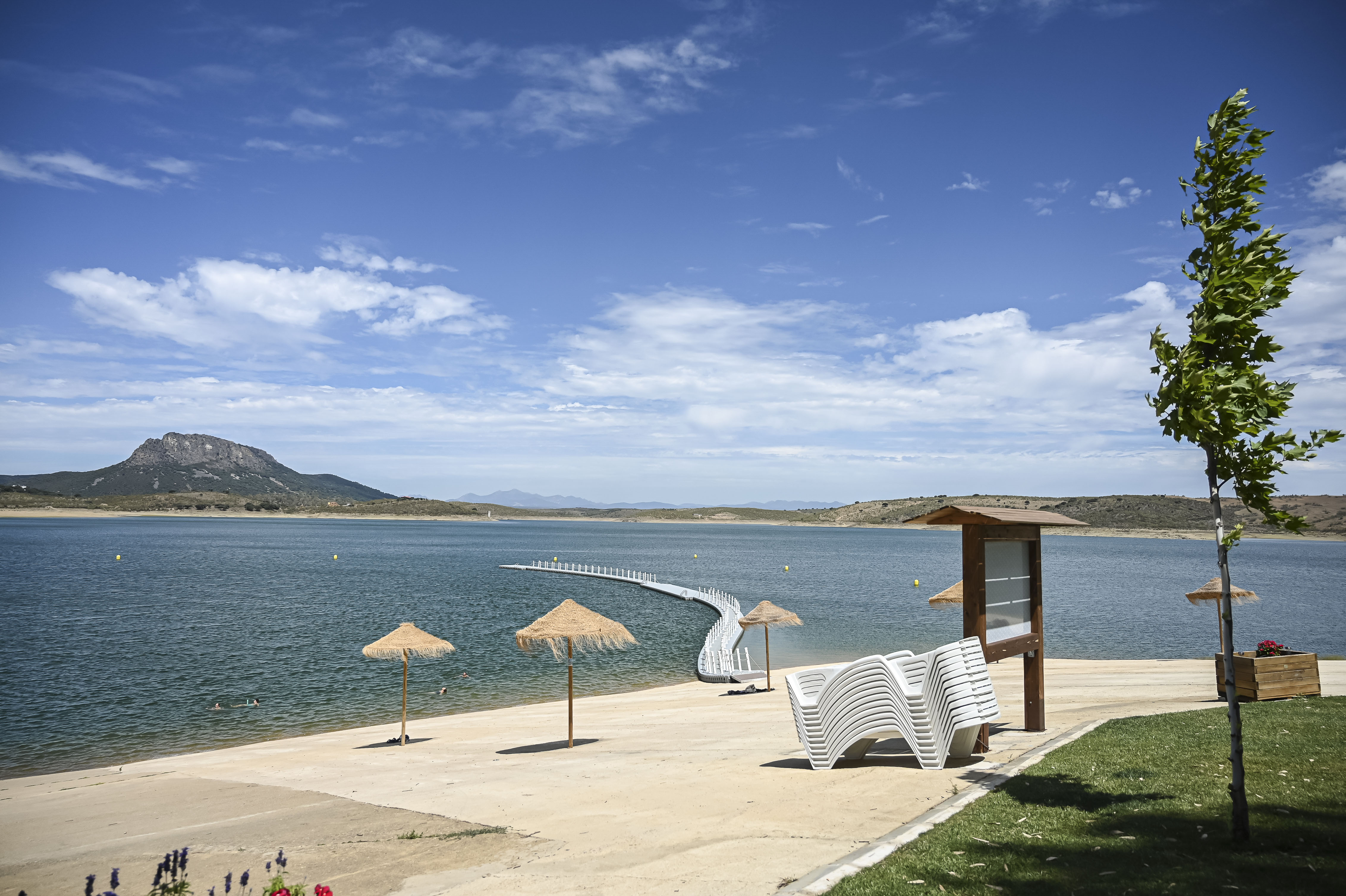 Image 2 of article Extremadura revalida la distinción Bandera Azul para sus 9 playas de interior y el puerto deportivo de Orellana la Vieja