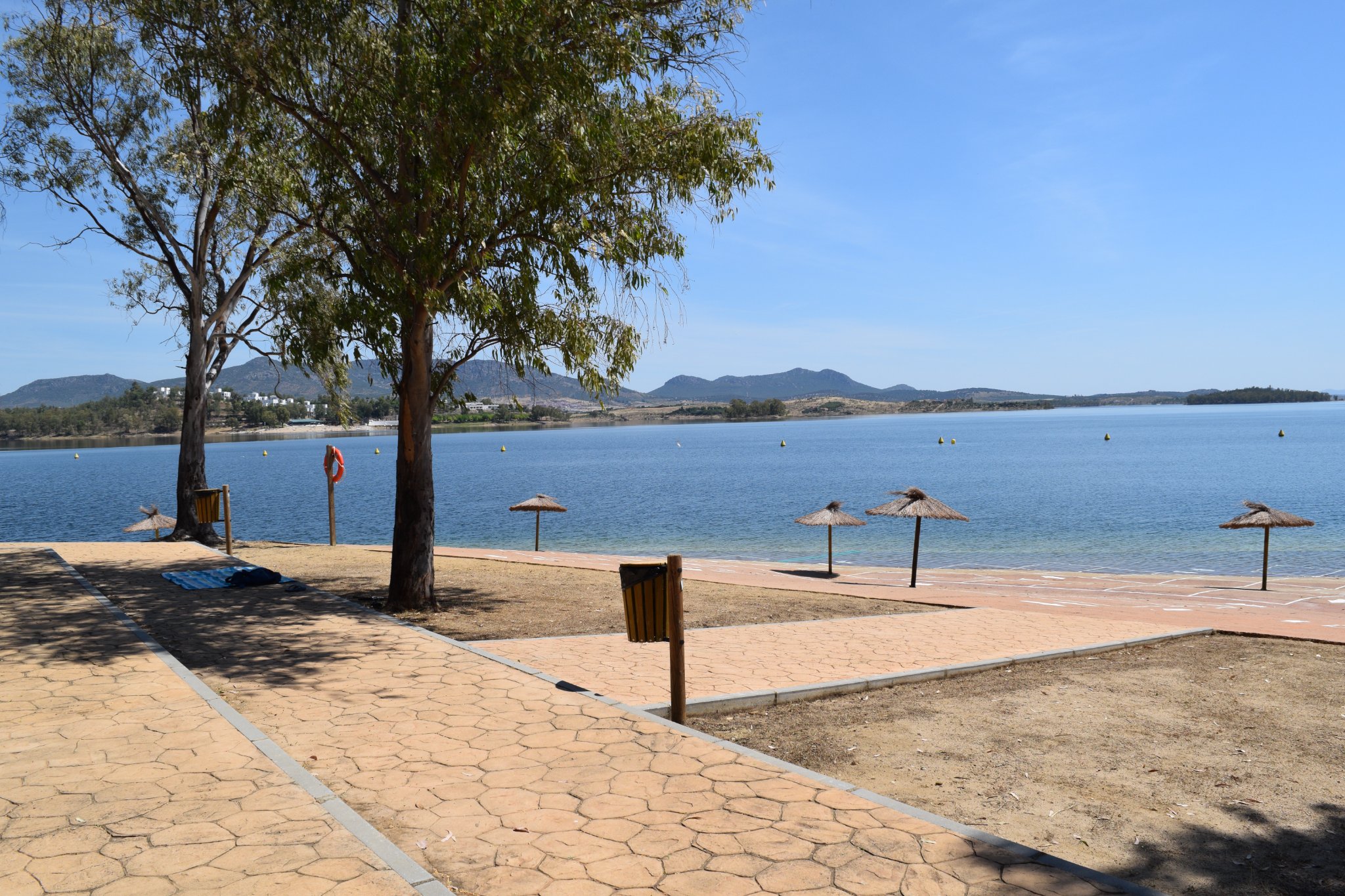 Image 5 of article Extremadura revalida la distinción Bandera Azul para sus 9 playas de interior y el puerto deportivo de Orellana la Vieja