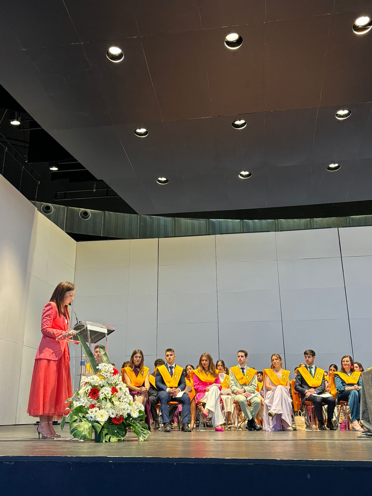 Sara García Espada asiste al acto  de Graduación de la XLVI Promoción del Grado en Medicina
