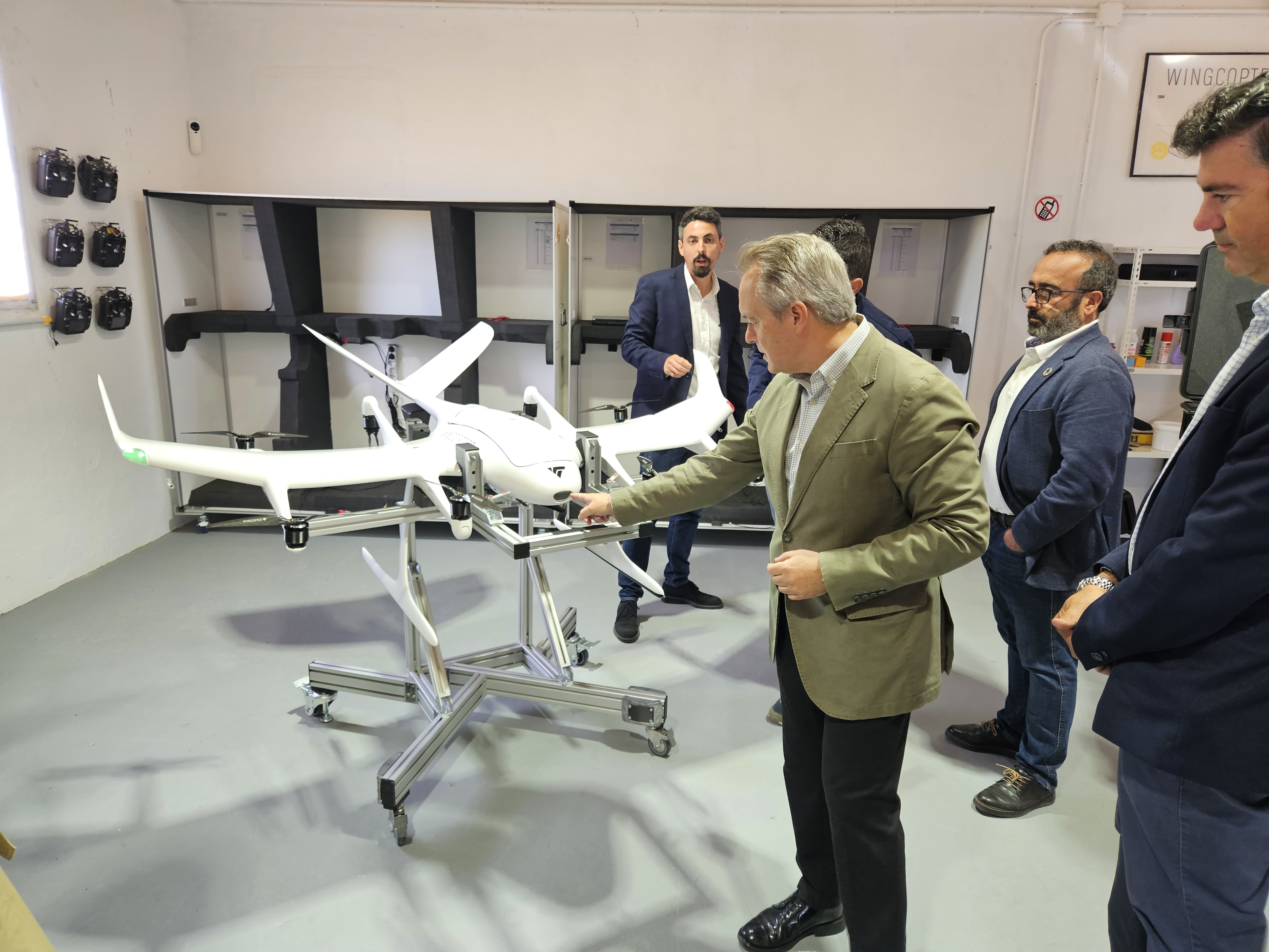 Image 0 of article El consejero Manuel Martín destaca otros usos para los aeródromos extremeños como el de mensajería con drones