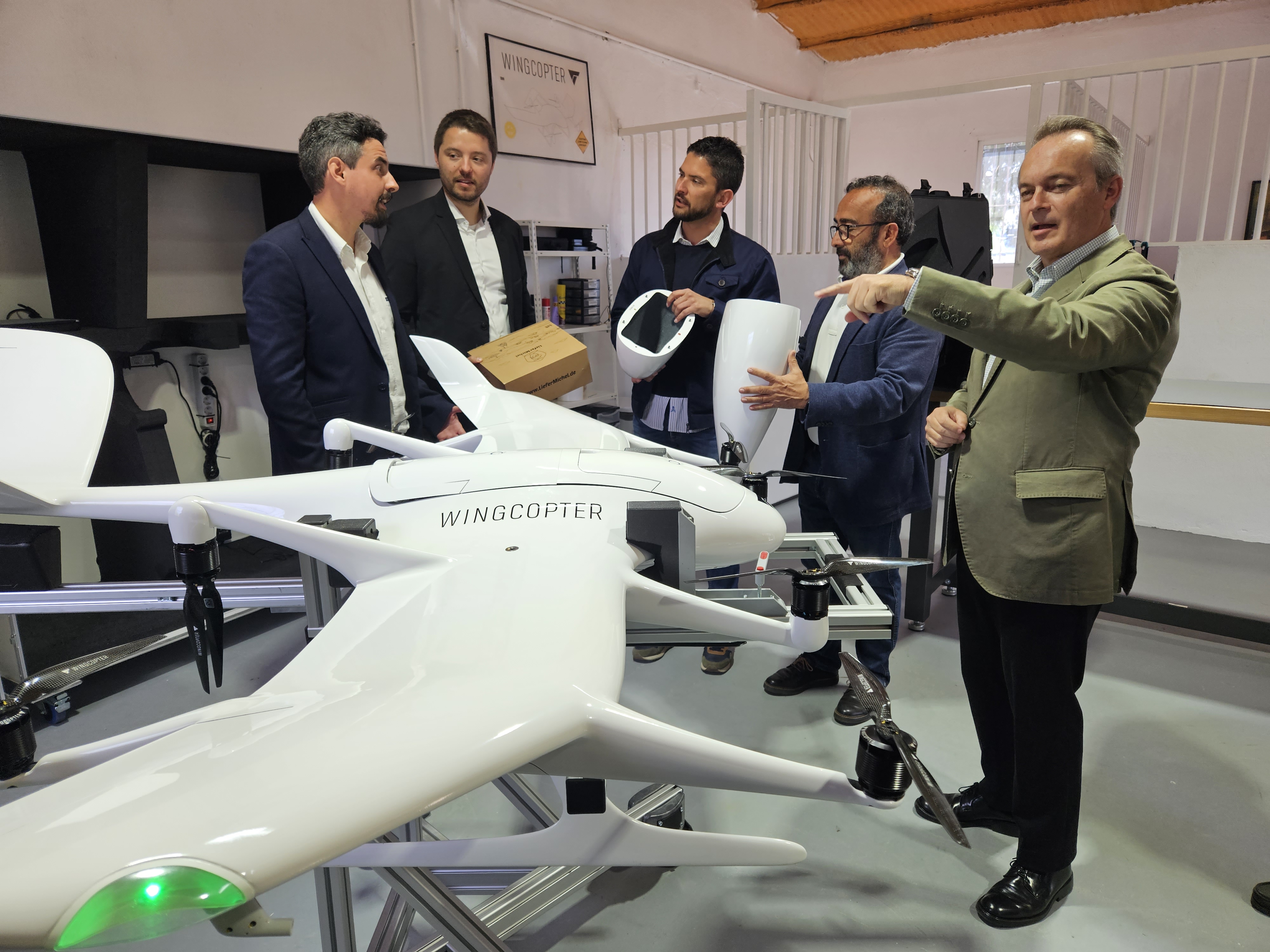 Image 2 of article El consejero Manuel Martín destaca otros usos para los aeródromos extremeños como el de mensajería con drones