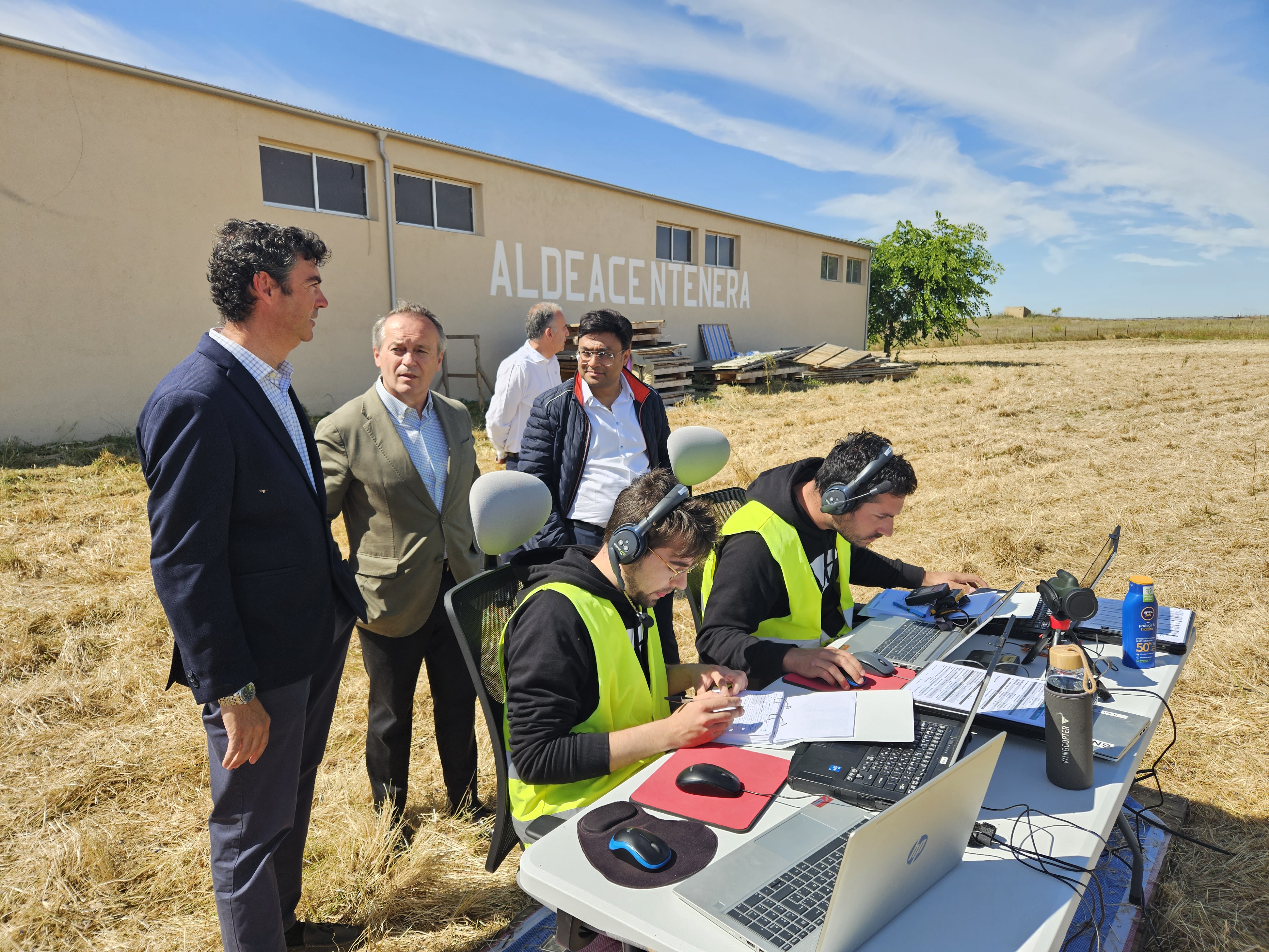Image 4 of article El consejero Manuel Martín destaca otros usos para los aeródromos extremeños como el de mensajería con drones