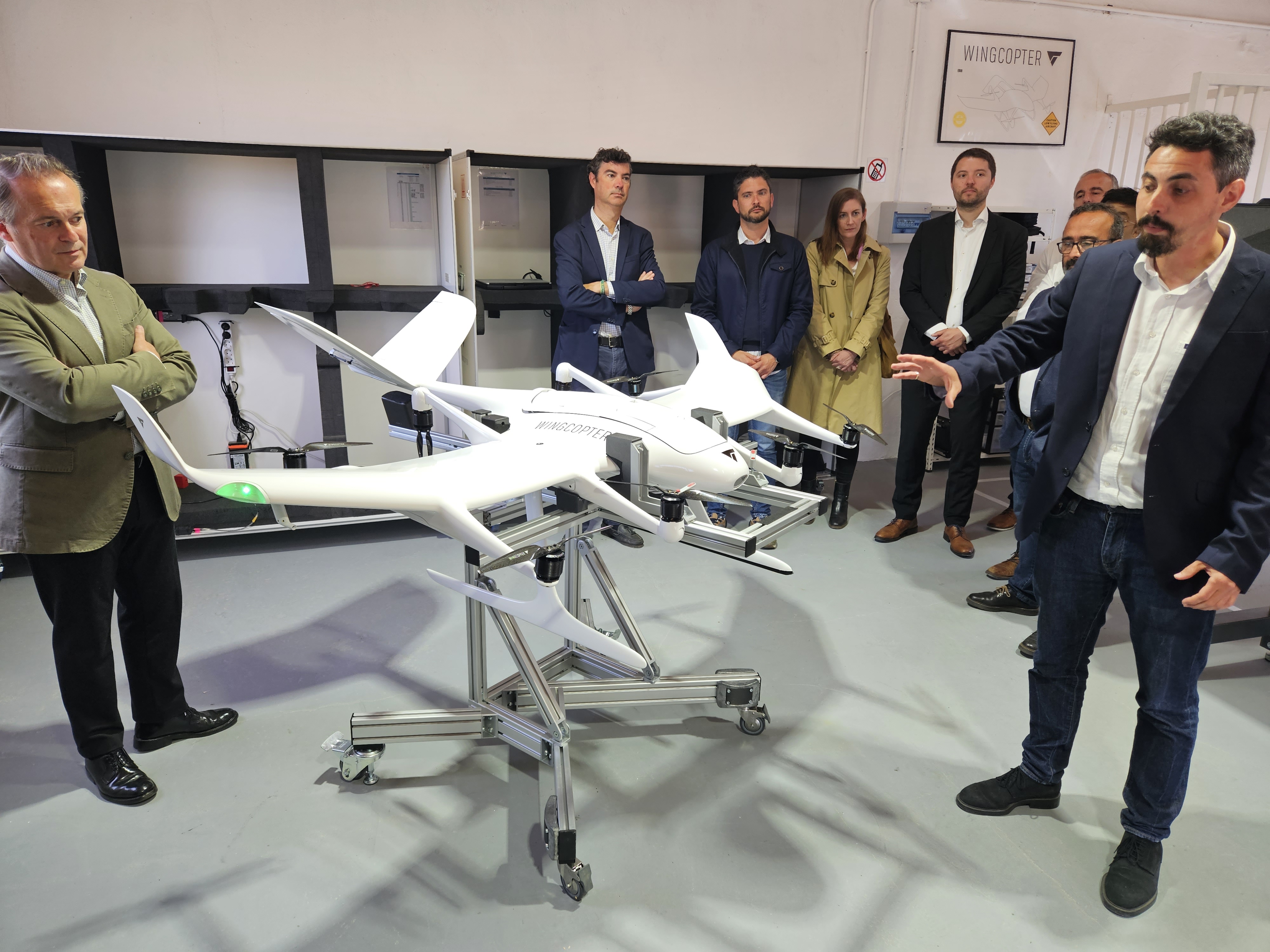 Image 6 of article El consejero Manuel Martín destaca otros usos para los aeródromos extremeños como el de mensajería con drones