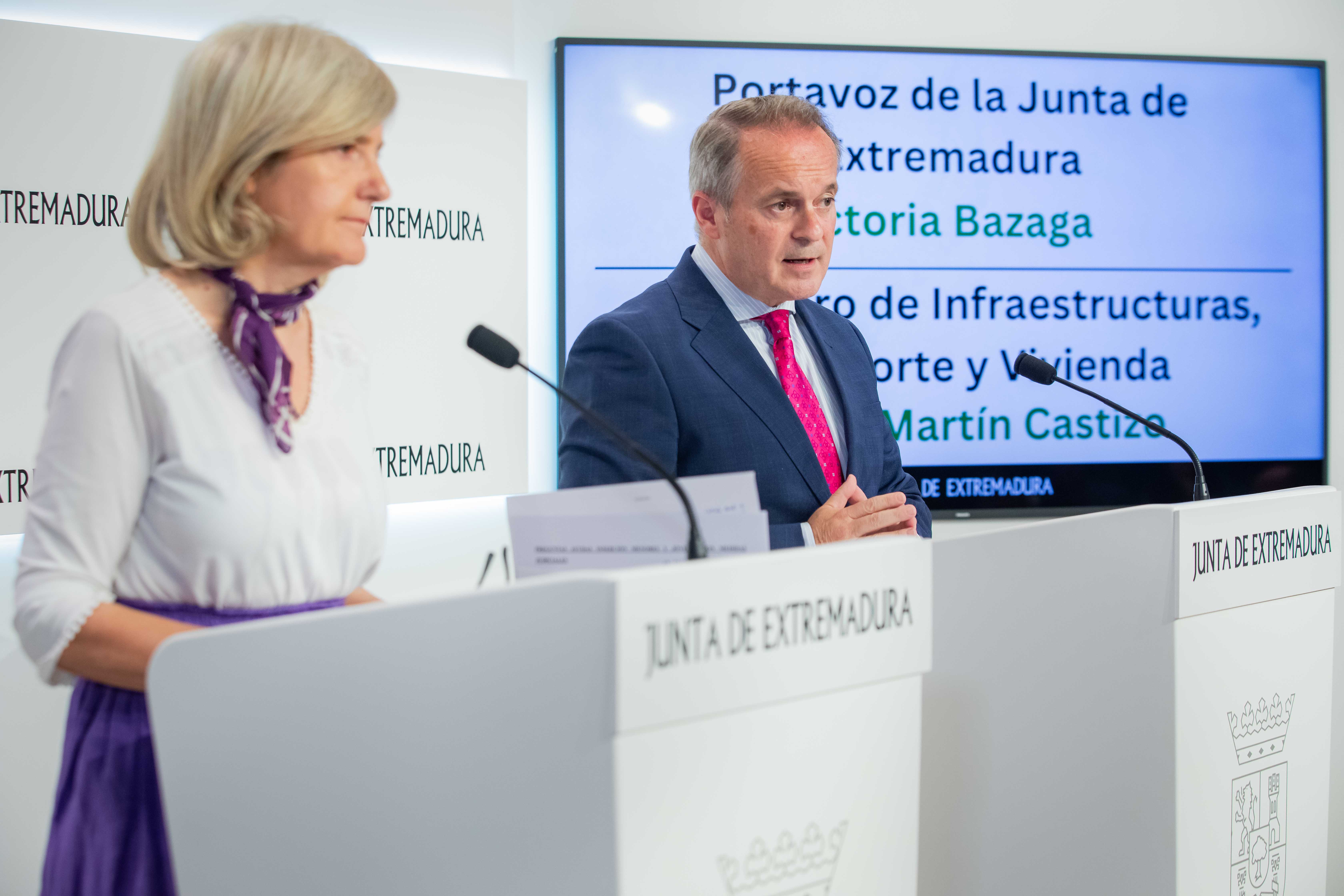 La portavoz de la Junta de Extremadura, Victoria Bazaga; y el consejero de Infraestructuras, Transporte y Vivienda, Manuel Martín Castizo, durante la rueda de prensa.