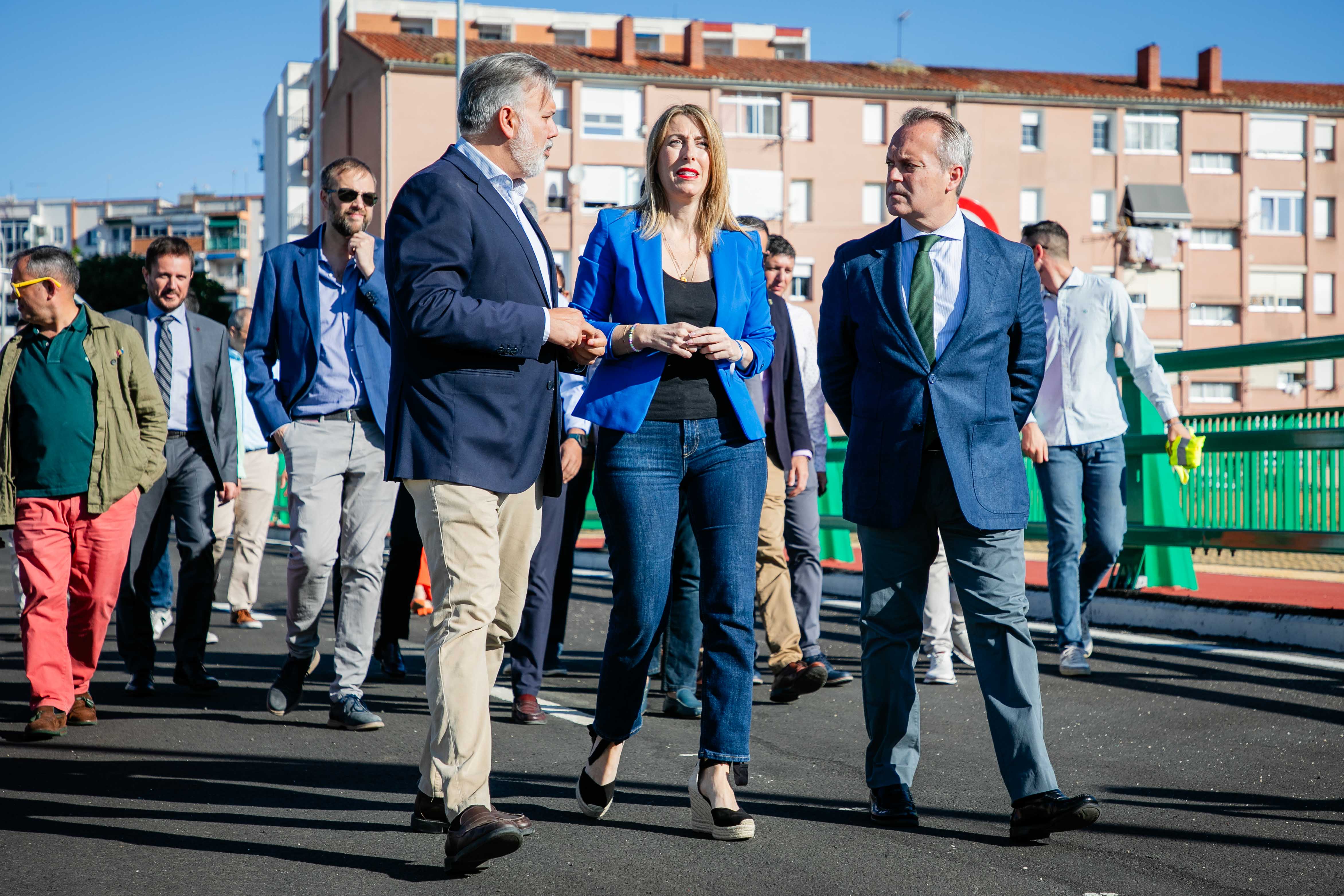 La presidenta de la Junta, María Guardiola; junto al alcalde de Plasencia y el consejero de Infraestructuras en el acto de inauguración.