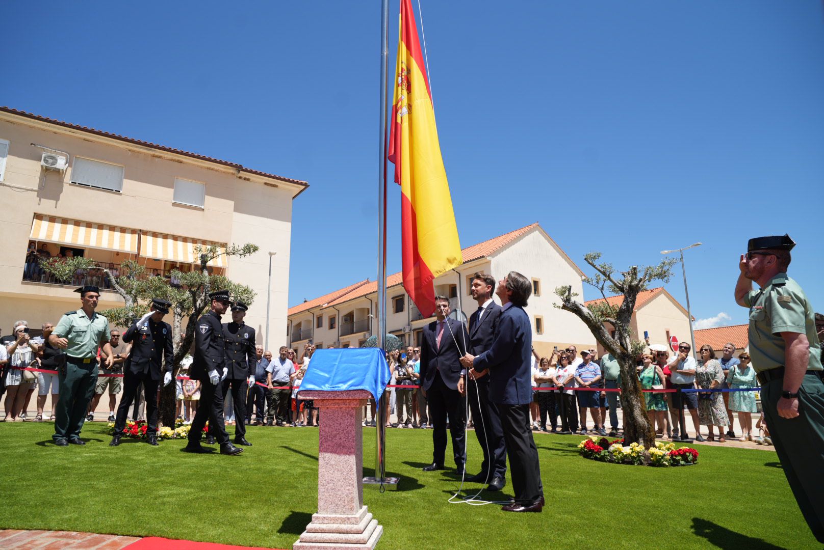 Bautista en acto de izado de bandera en Jaraíz de la Vera con el expresidente del gobierno José María Aznar 