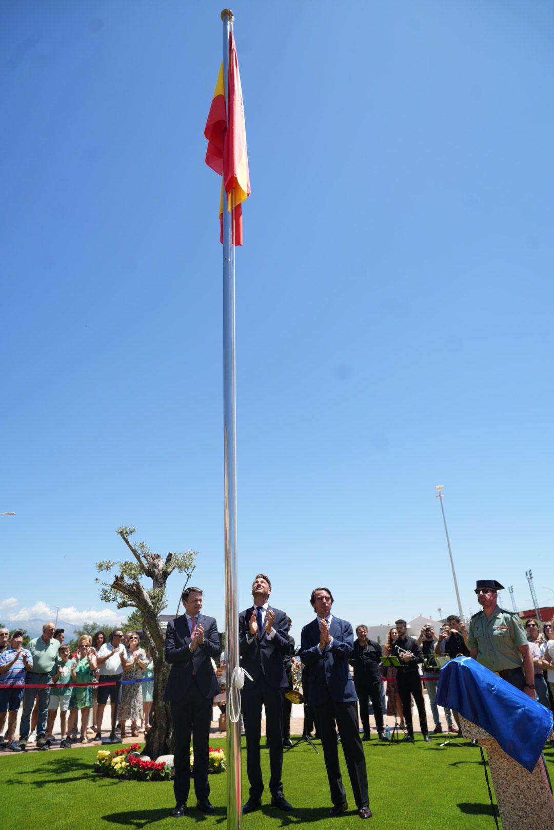 Bautista en acto de izado de bandera en Jaraíz de la Vera con el expresidente del gobierno José María Aznar 