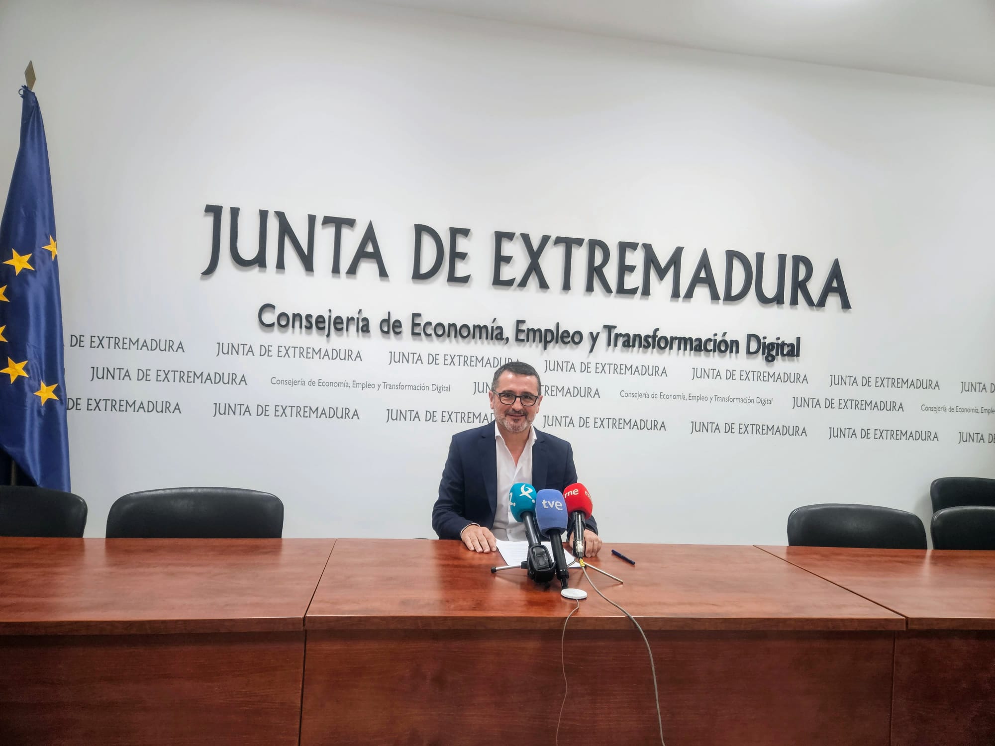 Foto de El paro baja en 10.400 personas en Extremadura respecto al trimestre anterior y en 10.200 en relación con el mismo trimestre de 2023