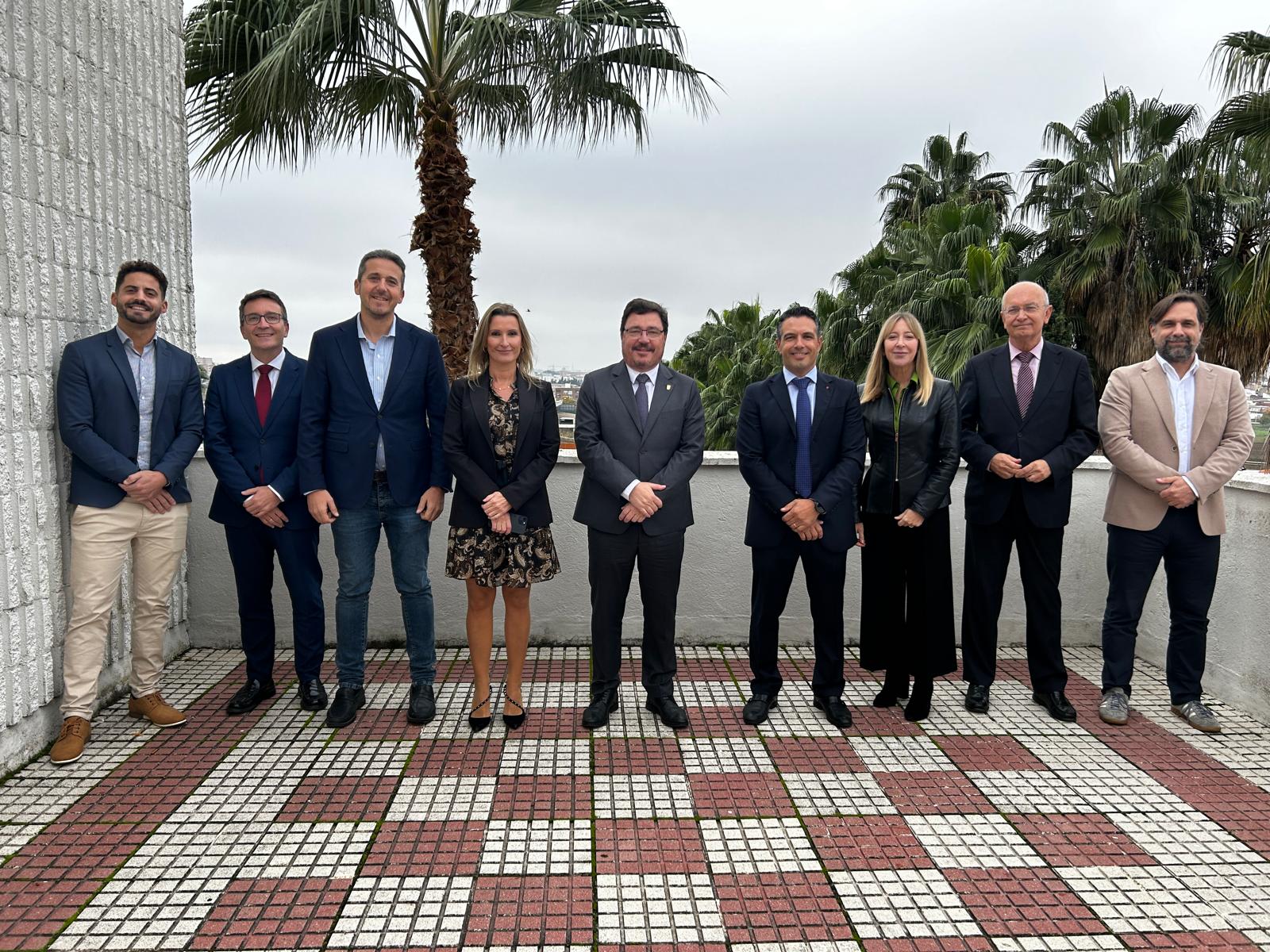 Foto de Santamaría se reúne con la Asociación de Supermercados de Extremadura para escuchar sus necesidades