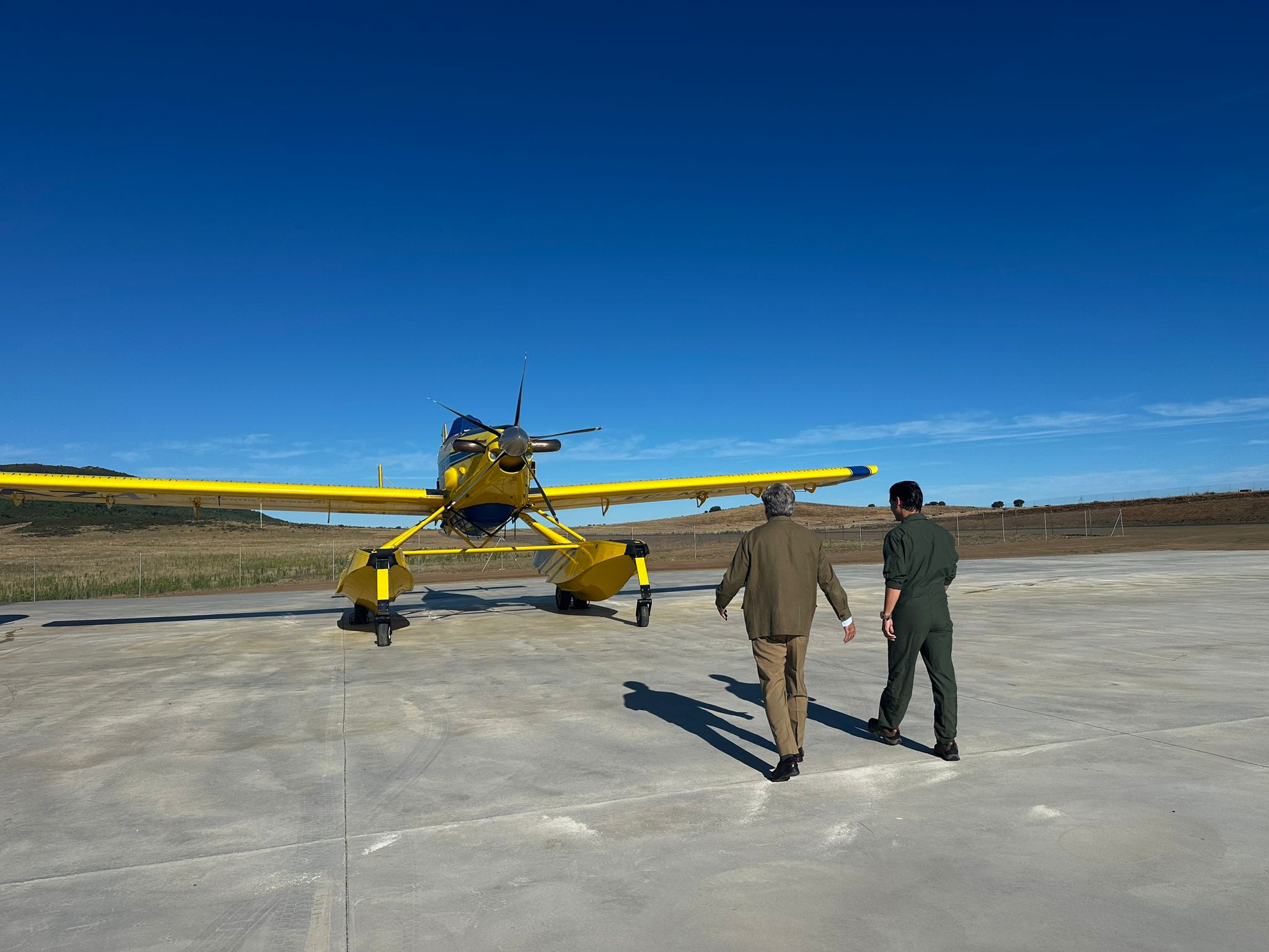 Image 0 of article El consejero de Gestión Forestal y Mundo Rural visita el nuevo aeródromo de Mirabel