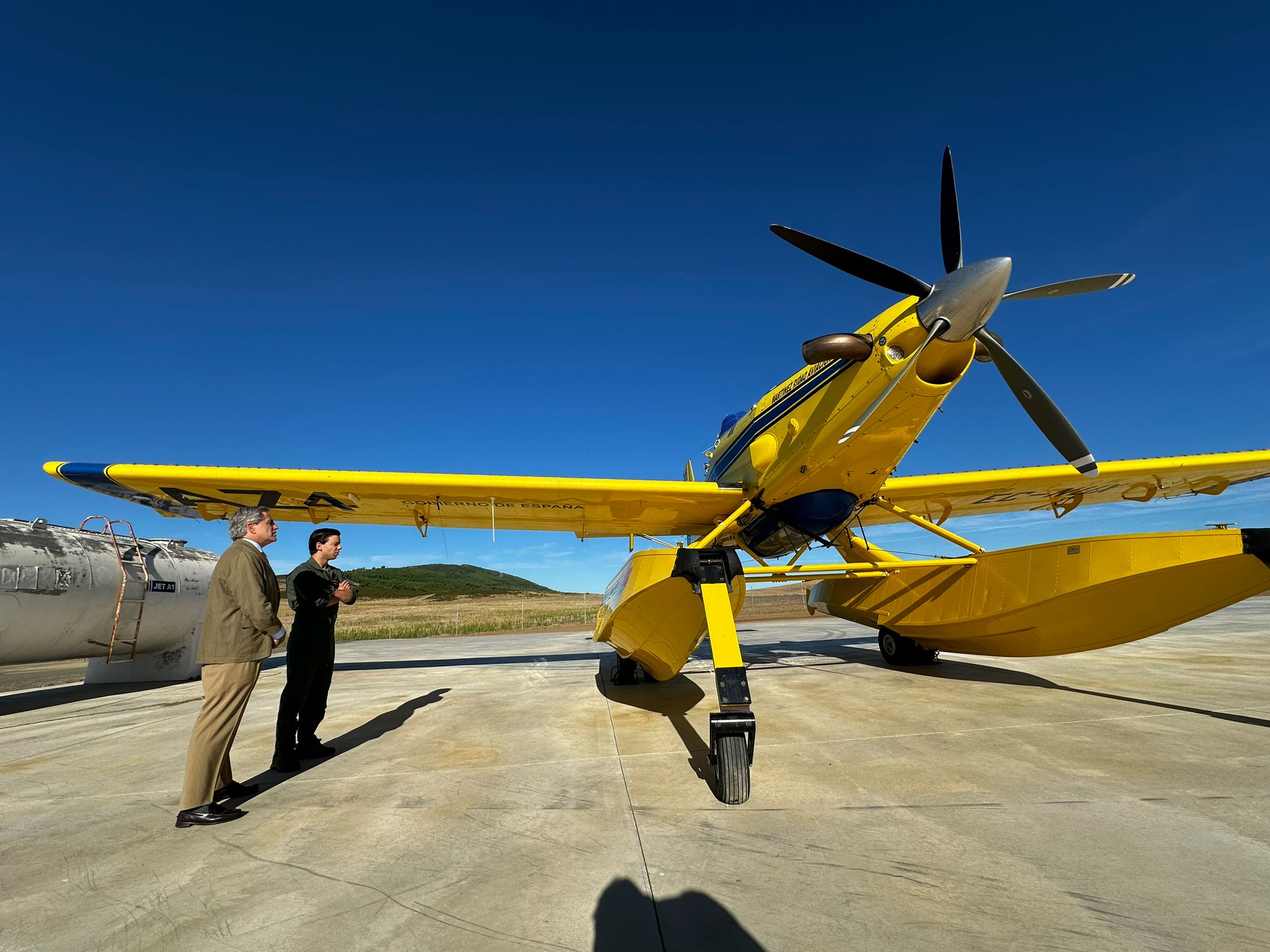 Image 1 of article El consejero de Gestión Forestal y Mundo Rural visita el nuevo aeródromo de Mirabel