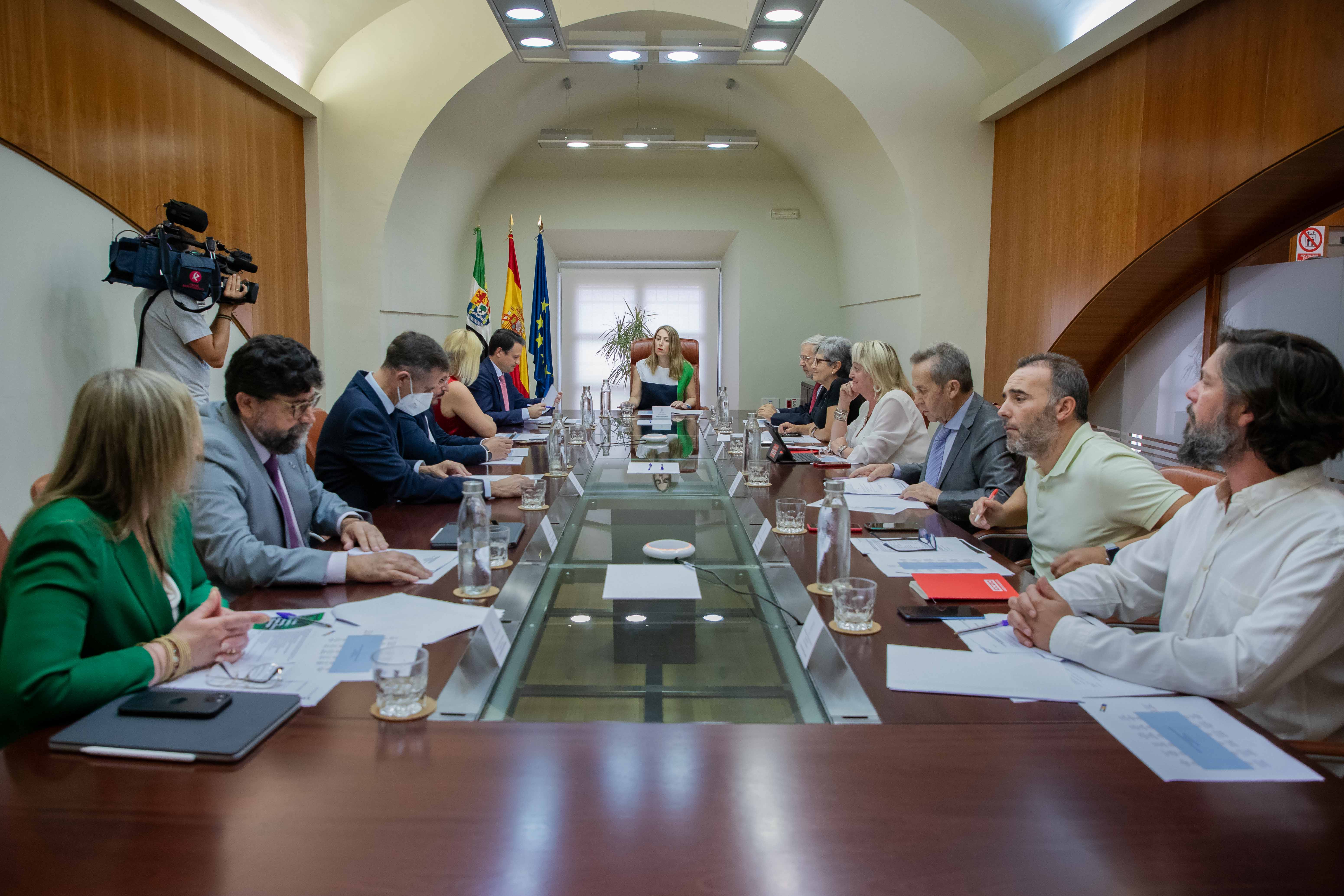 Imagen del artículo María Guardiola preside la reunión del Consejo de Concertación Social y Económica de Extremadura