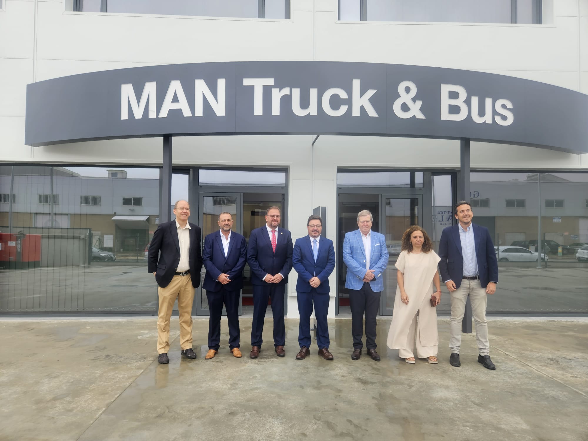 Image 1 of article El consejero Santamaría inaugura las nuevas instalaciones de la empresa Hydraplan, Man Truck & Bus en Mérida que han pasado de 3.000 a 15.000 metros cuadrados