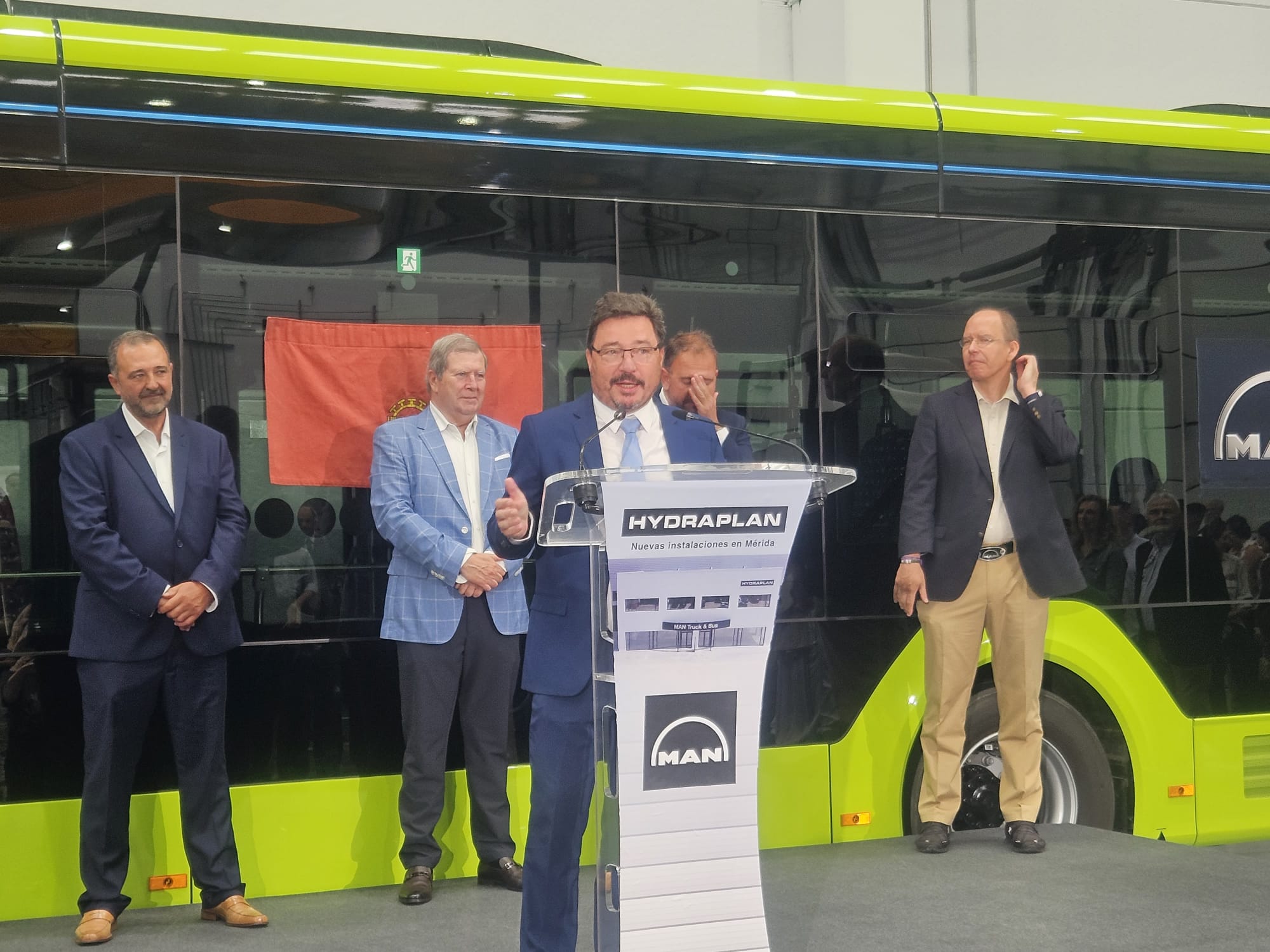 Image 2 of article El consejero Santamaría inaugura las nuevas instalaciones de la empresa Hydraplan, Man Truck & Bus en Mérida que han pasado de 3.000 a 15.000 metros cuadrados