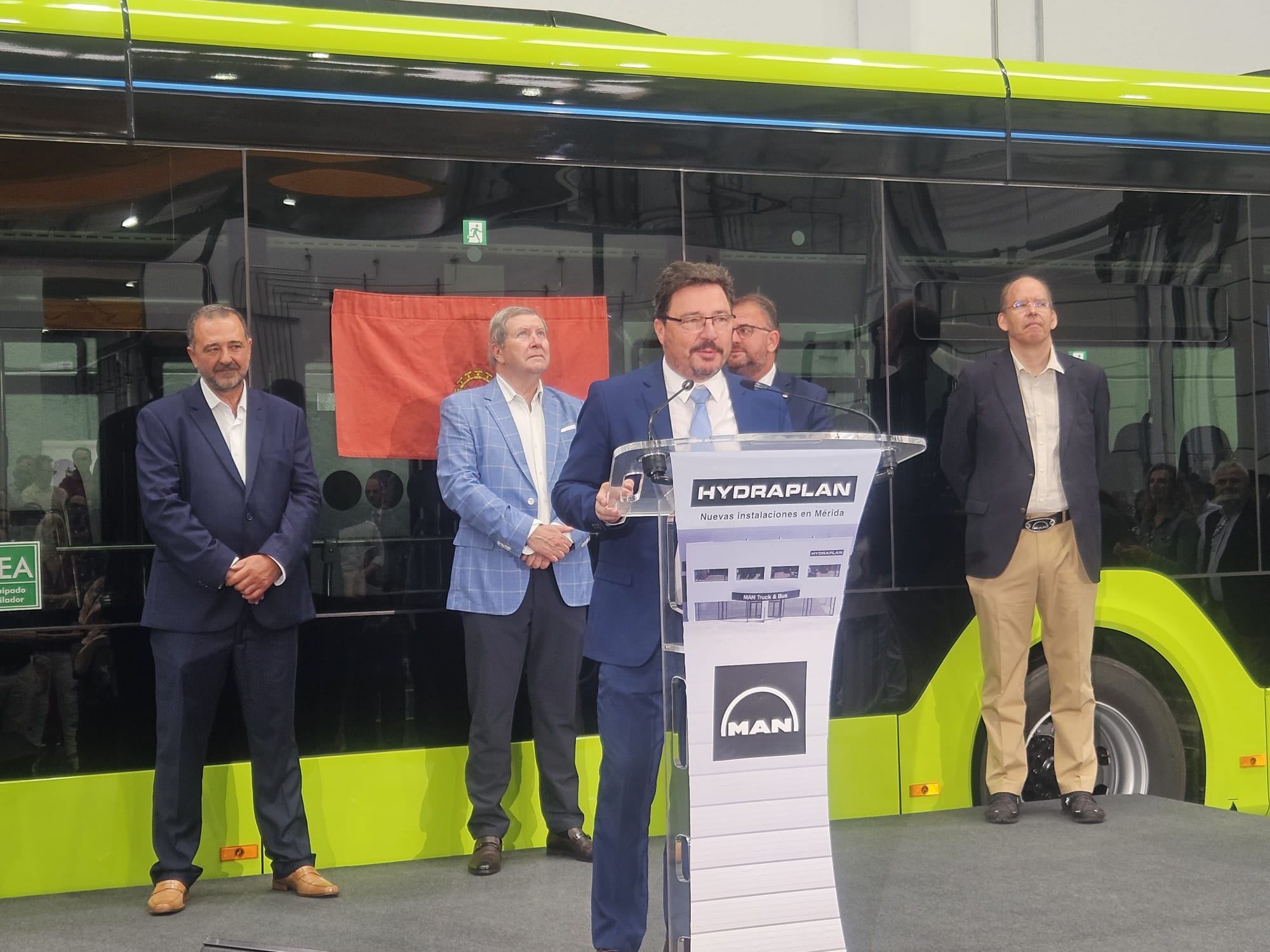 Foto de El consejero Santamaría inaugura las nuevas instalaciones de la empresa Hydraplan, Man Truck & Bus en Mérida que han pasado de 3.000 a 15.000 metros cuadrados