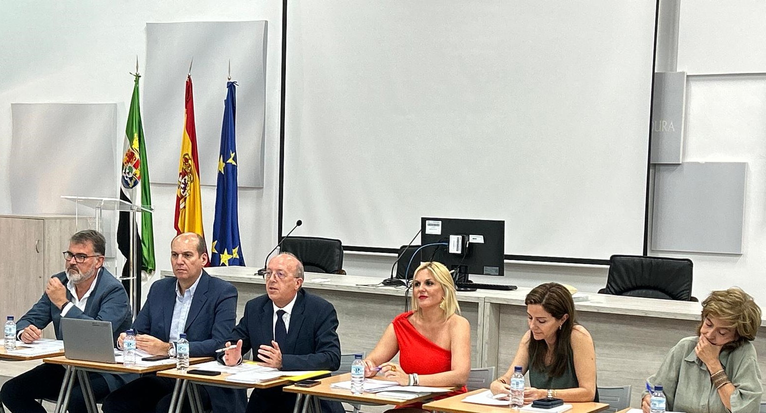 Image 1 of article La Junta de Extremadura acuerda en la Mesa General de Negociación la subida del 2% en la nómina del mes de julio para los empleados públicos