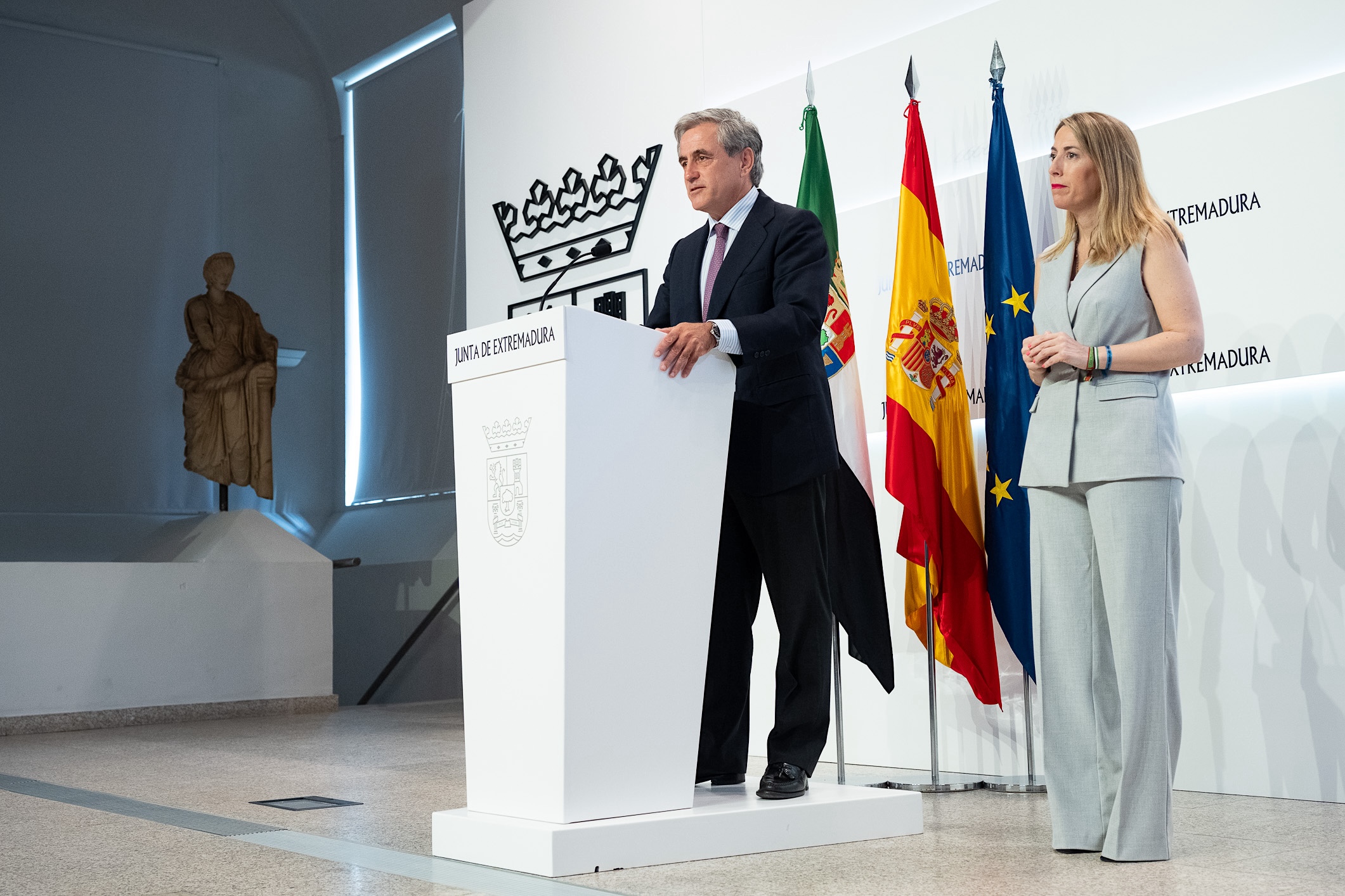 La presidenta de la Junta de Extremadura, María Guardiola, y el consejero en la rueda de prensa.