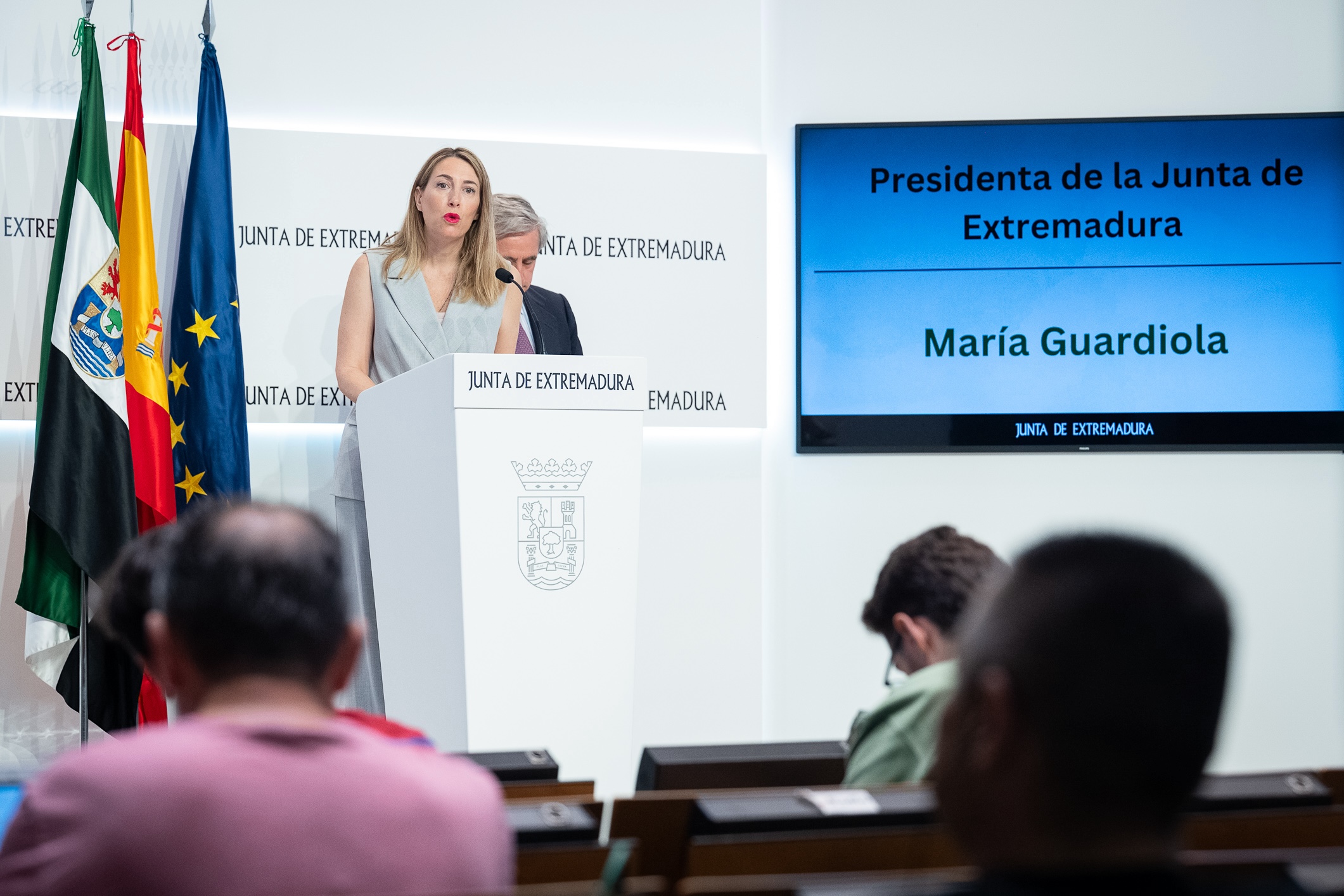 La presidenta de la Junta de Extremadura, María Guardiola, en la rueda de prensa.