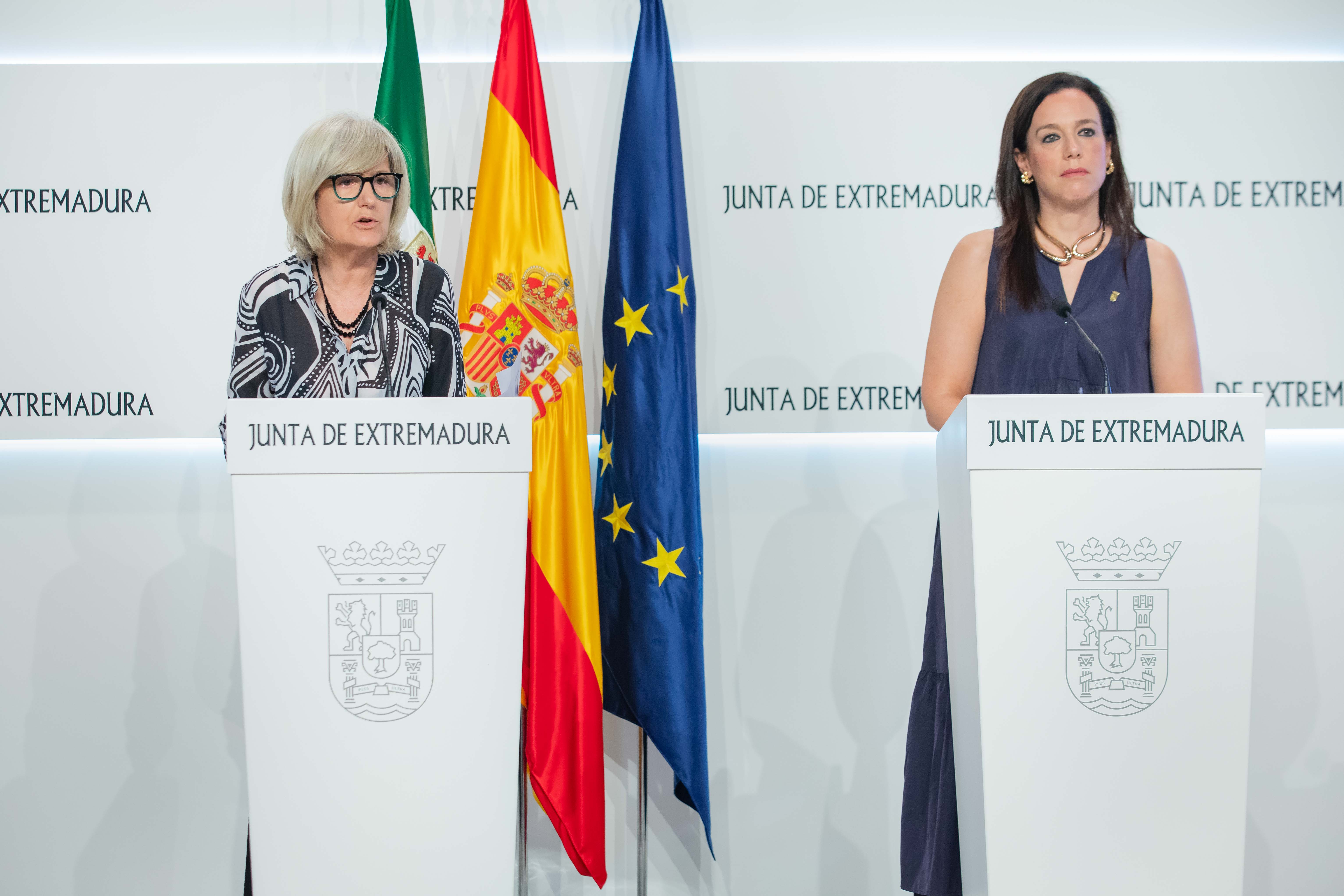 La portavoz de la Junta de Extremadura, Victoria Bazaga; y la consejera de Salud y Servicios Sociales, Sara Gª Espada, durante la rueda de prensa.