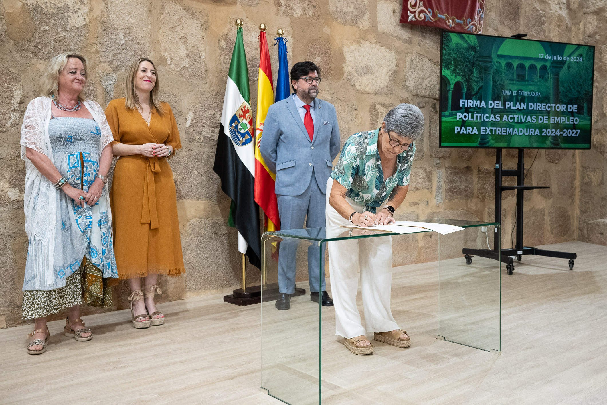 Image 1 of article La Junta firma con los agentes sociales y económicos el Plan director de Políticas Activas de Empleo para Extremadura 2024-2027