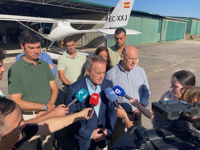 Image 3 of article El consejero Manuel Martín anuncia una inversión de casi 150.000 euros para mejorar la pista del aeródromo de Mérida