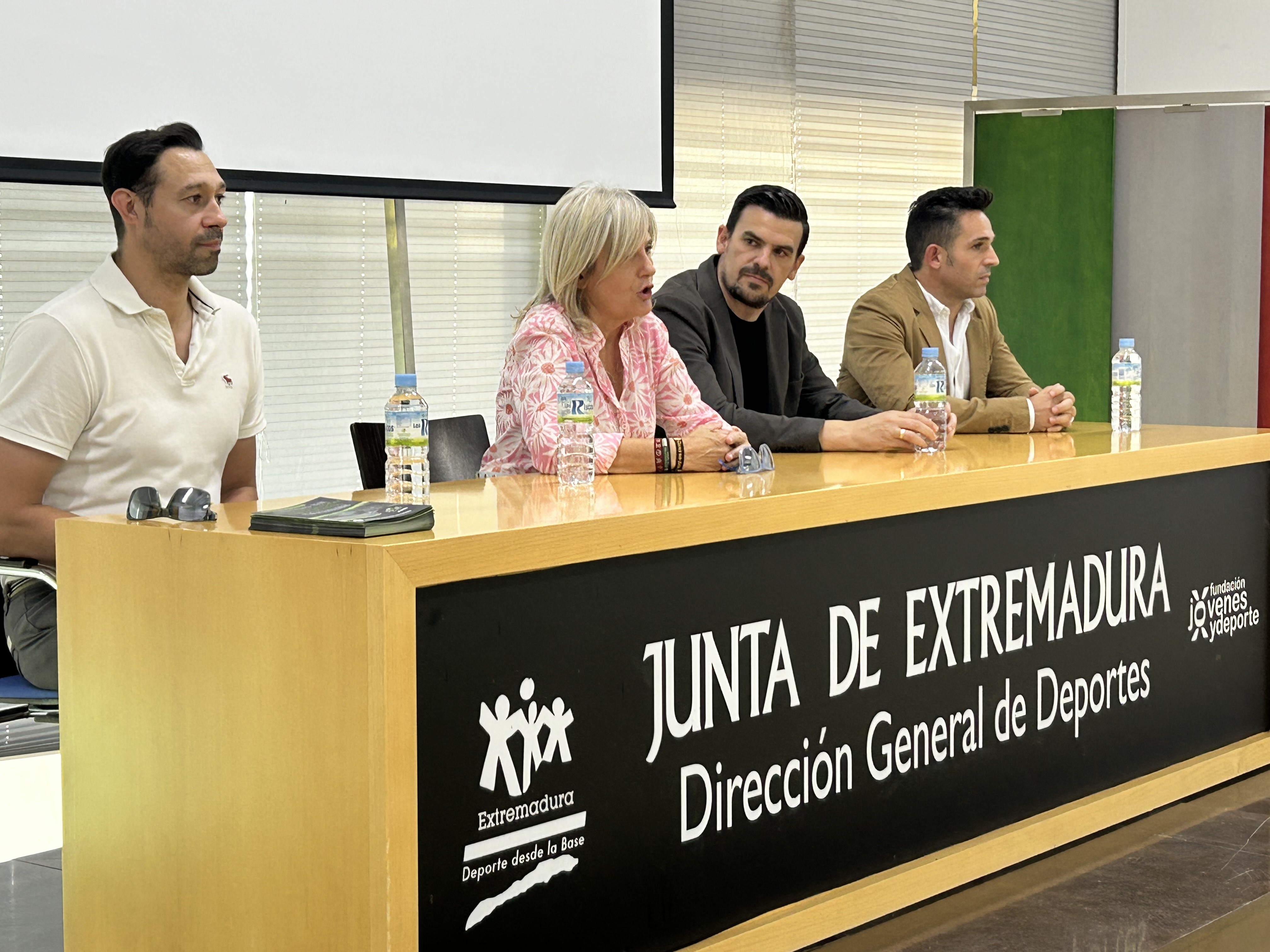 La consejera ofrece la bienvenida a los 55 deportistas de alto rendimiento que acoge el Centro Nacional de Tecnificación de la Ciudad Deportiva de Cáceres