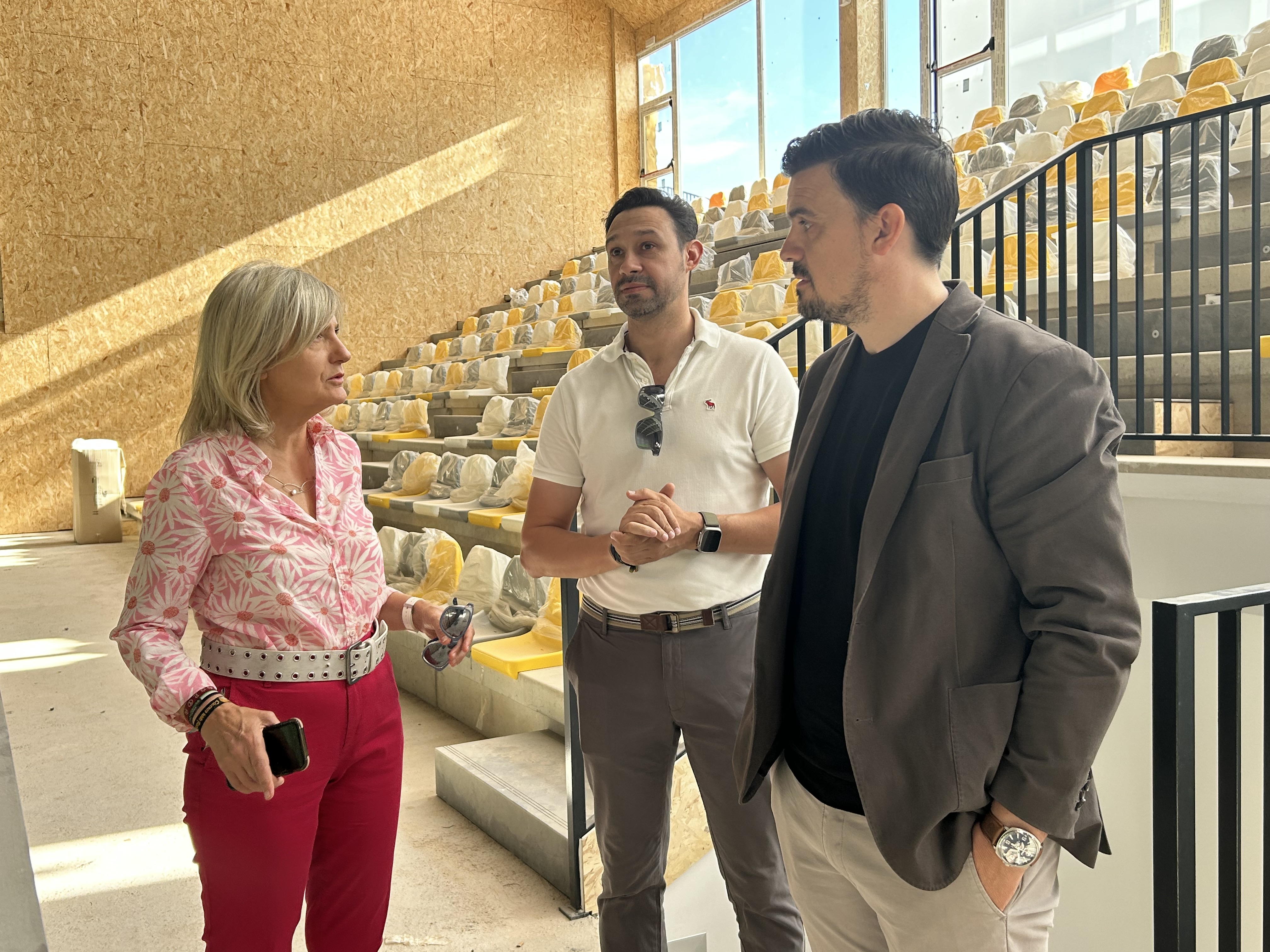 La consejera visita el lugar donde se instalará el rocódromo.