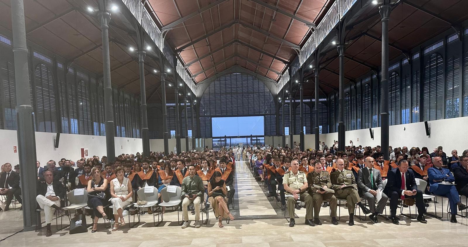 Entrega de insignias a los alumnos que han concluido sus estudios en la Escuela de Ingenierías Industriales de la UEx durante el curso 2023-2024