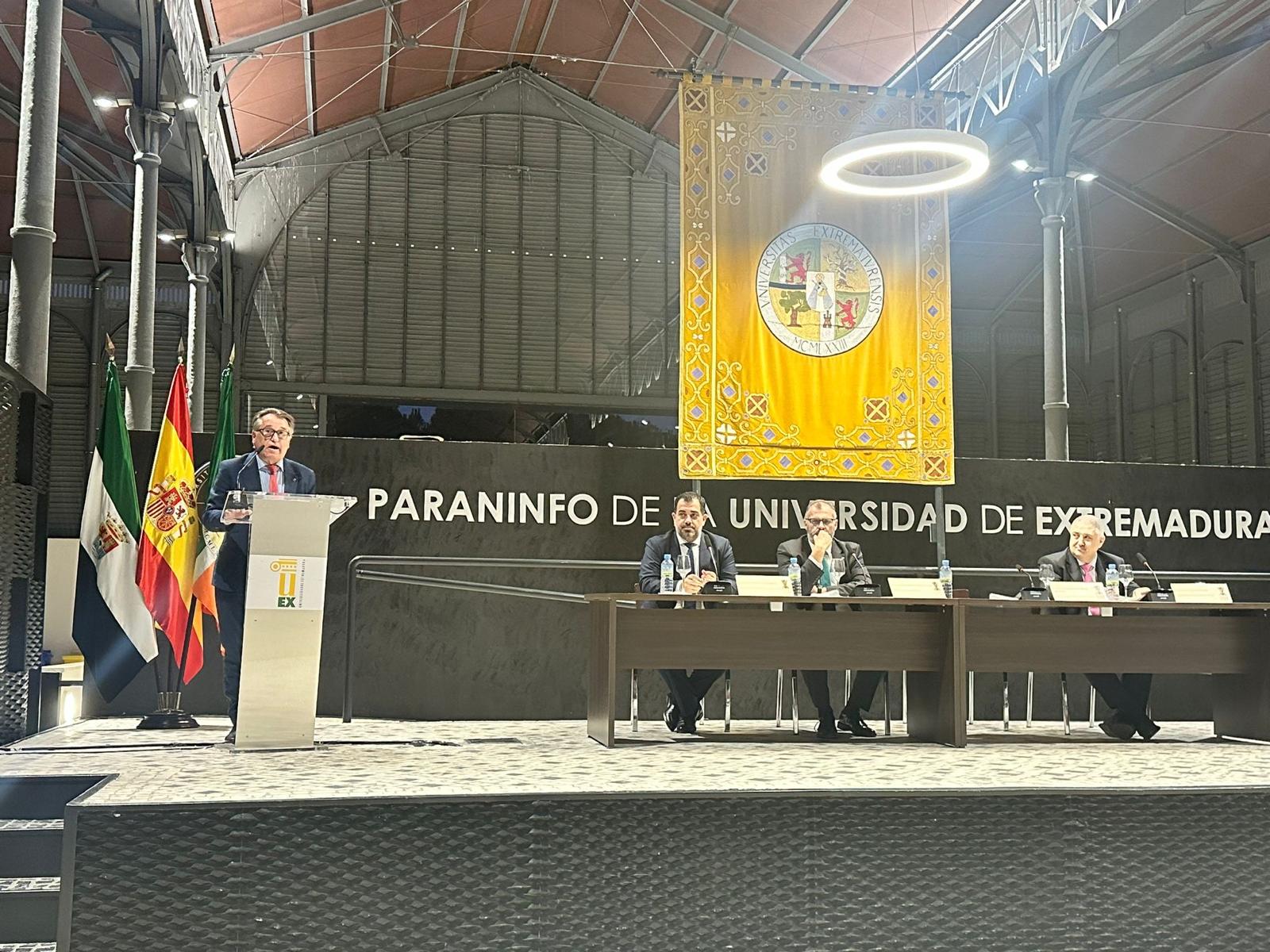 Entrega de insignias a los alumnos que han concluido sus estudios en la Escuela de Ingenierías Industriales de la UEx durante el curso 2023-2024