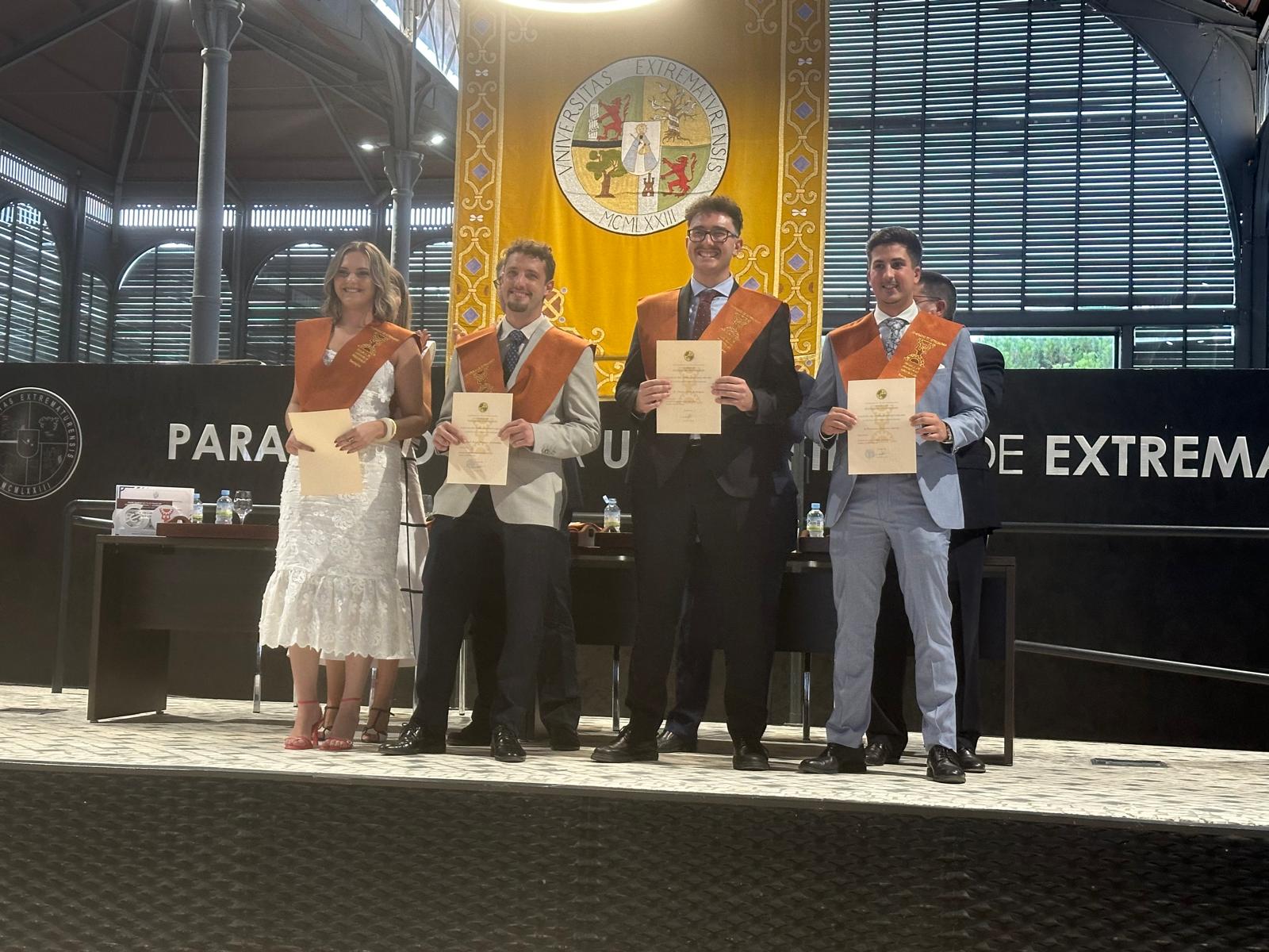 Entrega de insignias a los alumnos que han concluido sus estudios en la Escuela de Ingenierías Industriales de la UEx durante el curso 2023-2024