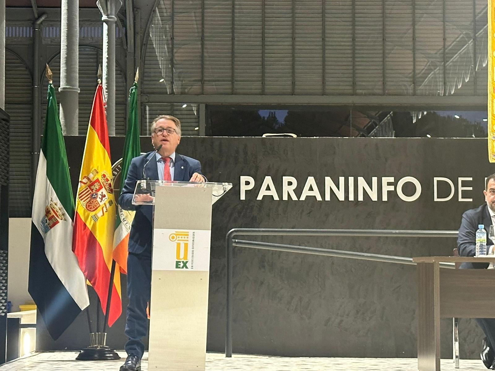 Entrega de insignias a los alumnos que han concluido sus estudios en la Escuela de Ingenierías Industriales de la UEx durante el curso 2023-2024