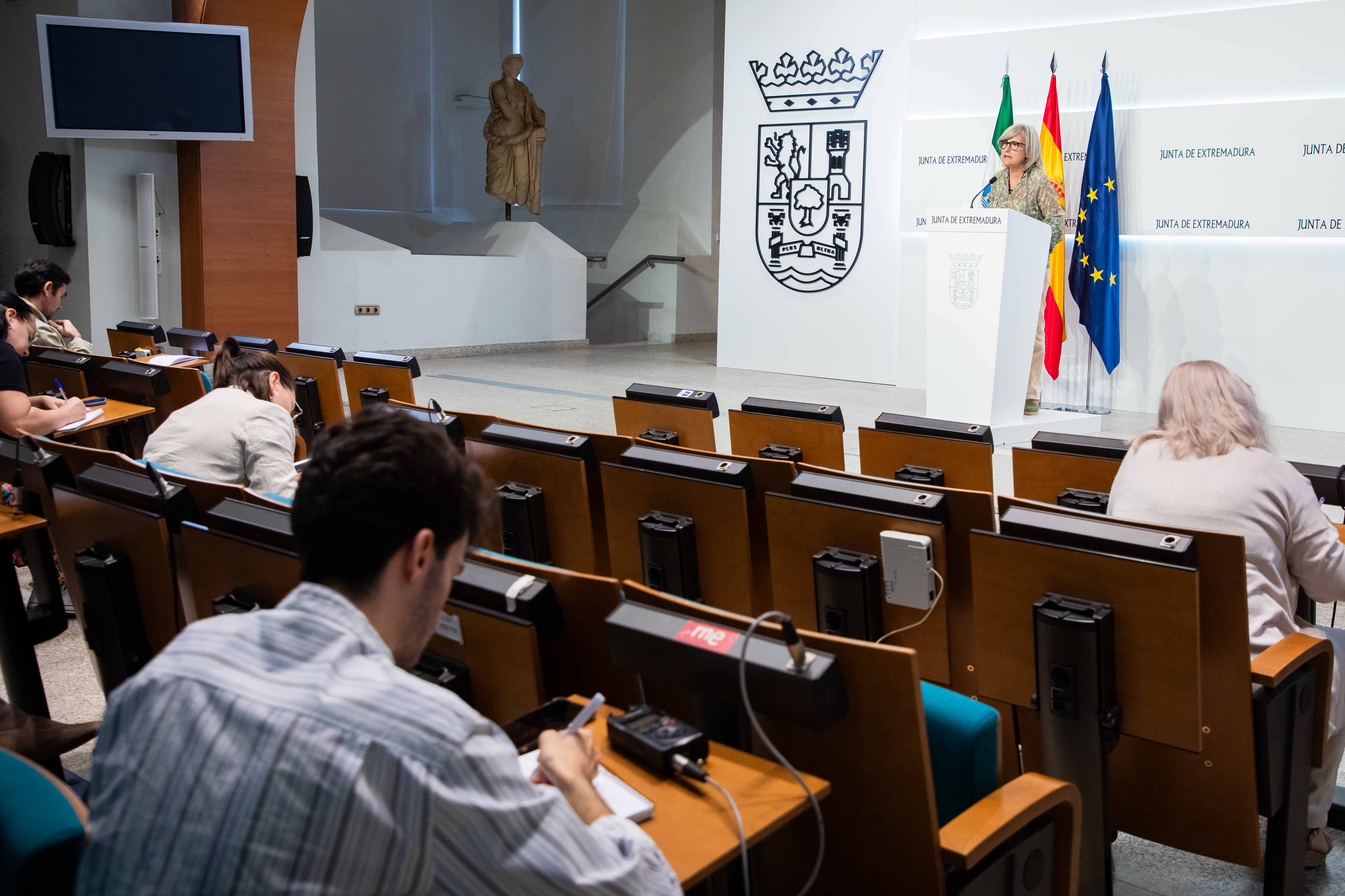 Imagen de la Portavoz durante la rueda de prensa posterior al Consejo de Gobierno