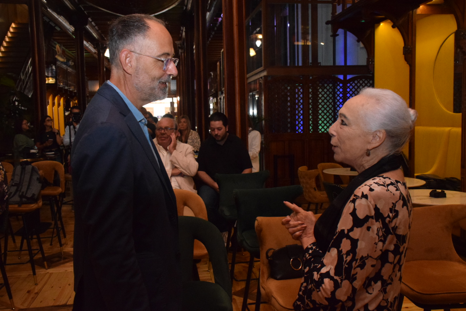 Francisco Palomino conversa con Cristina Hoyos