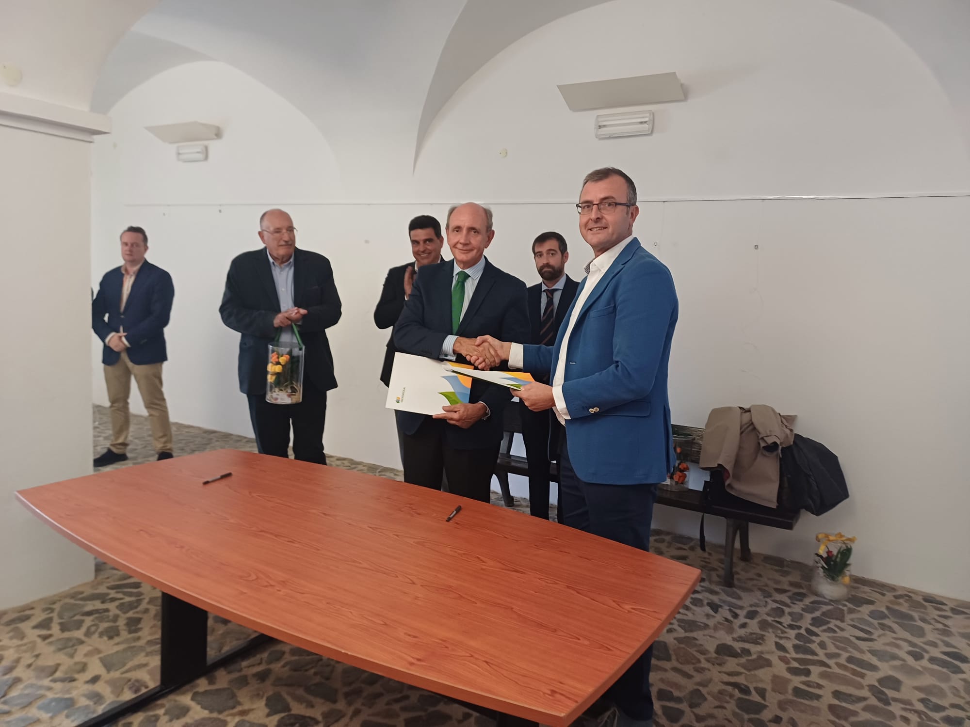 Durante el acto, el mayordomo de la Hermandad de Nuestra Señora de Carrión, José María Rasero; y el director de la Fundación Iberdrola España, Ramón Castresana, han firmado el convenio para la iluminación del santuario situado en Alburquerque.