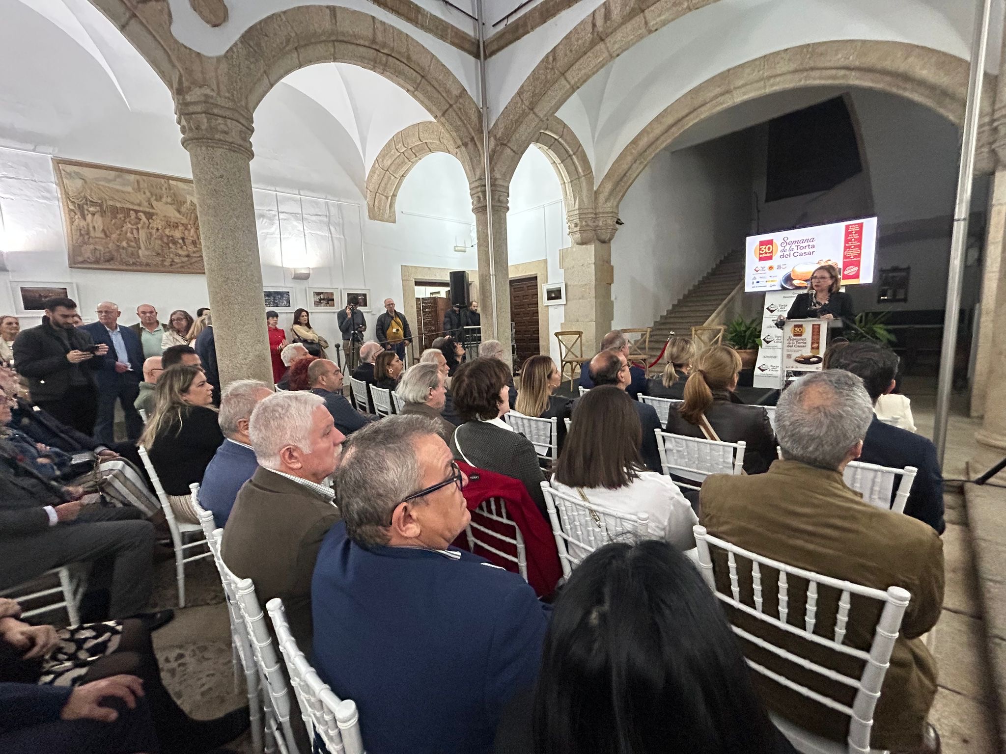 La consejera de Agricultura, Ganadería y Desarrollo Sostenible, Mercedes Morán, ha participado en la celebración de la 30ª Semana de la Torta del Casar.