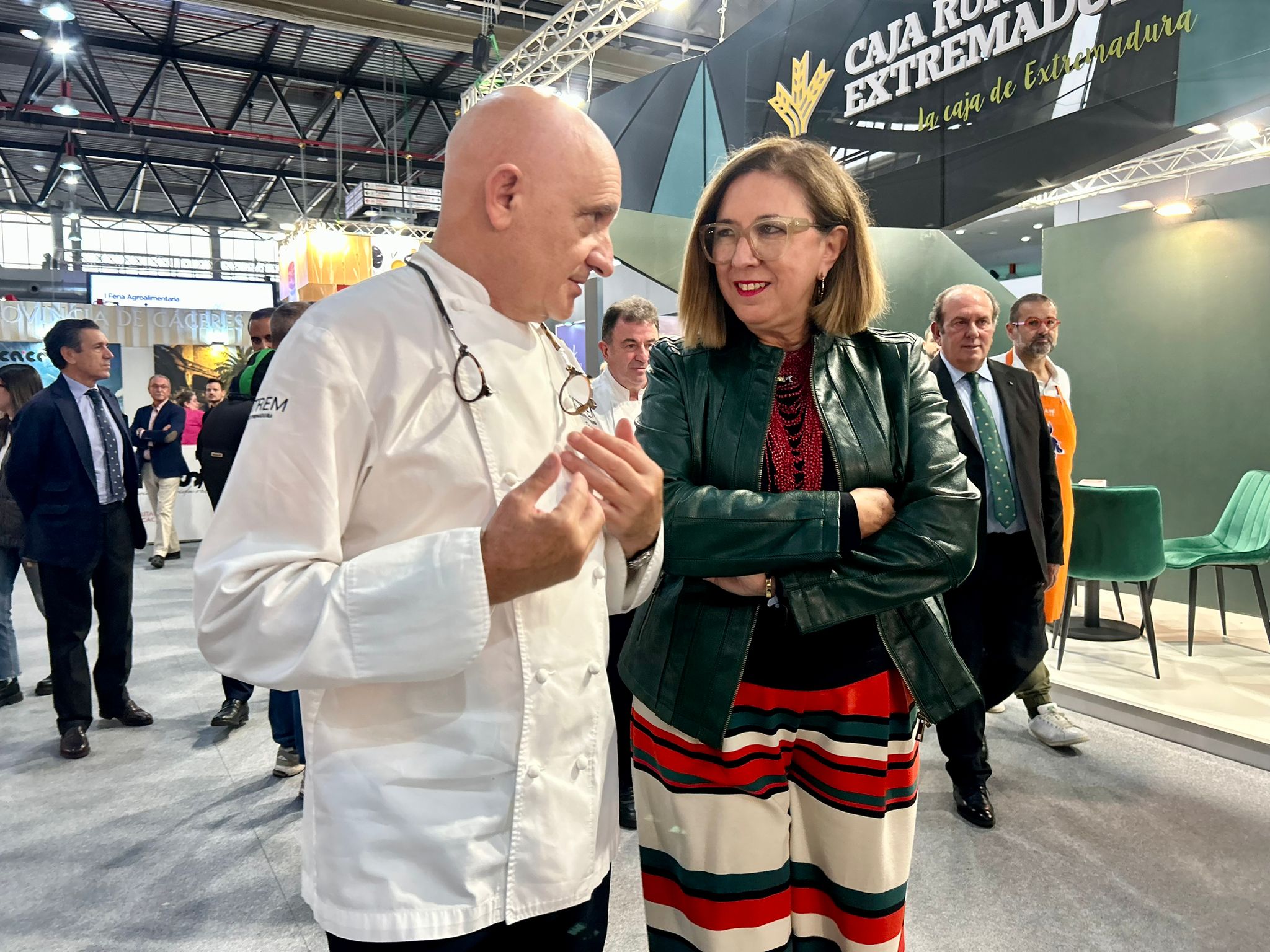 La consejera de Agricultura, Ganadería y Desarrollo Sostenible, Mercedes Morán, junto al chef Toño Pérez ha inaugurado este viernes la I Feria Agroalimentaria 'Espiga'.