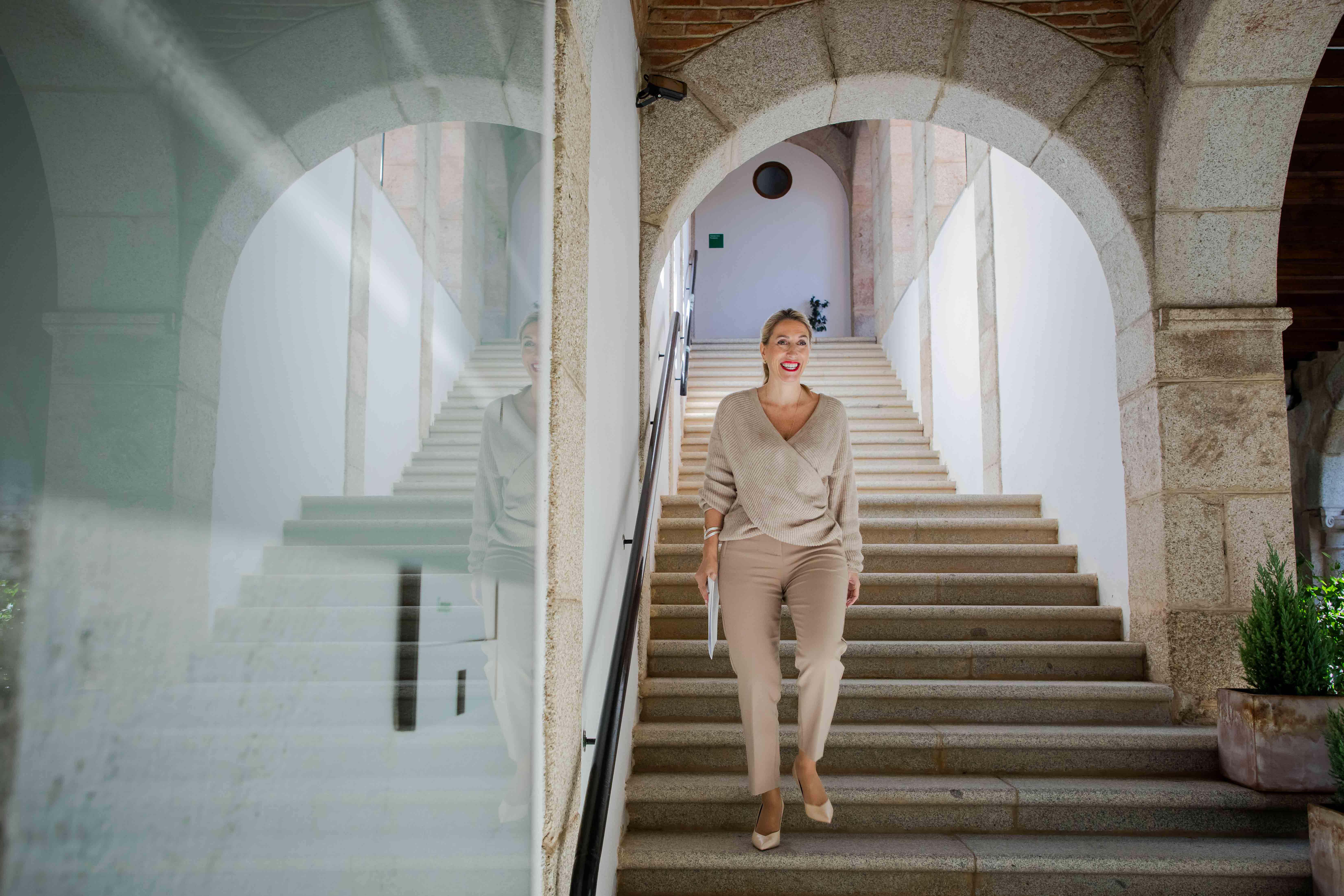 Presidenta de la Junta de Extremadura, María Guardiola, accede a la sala de prensa.