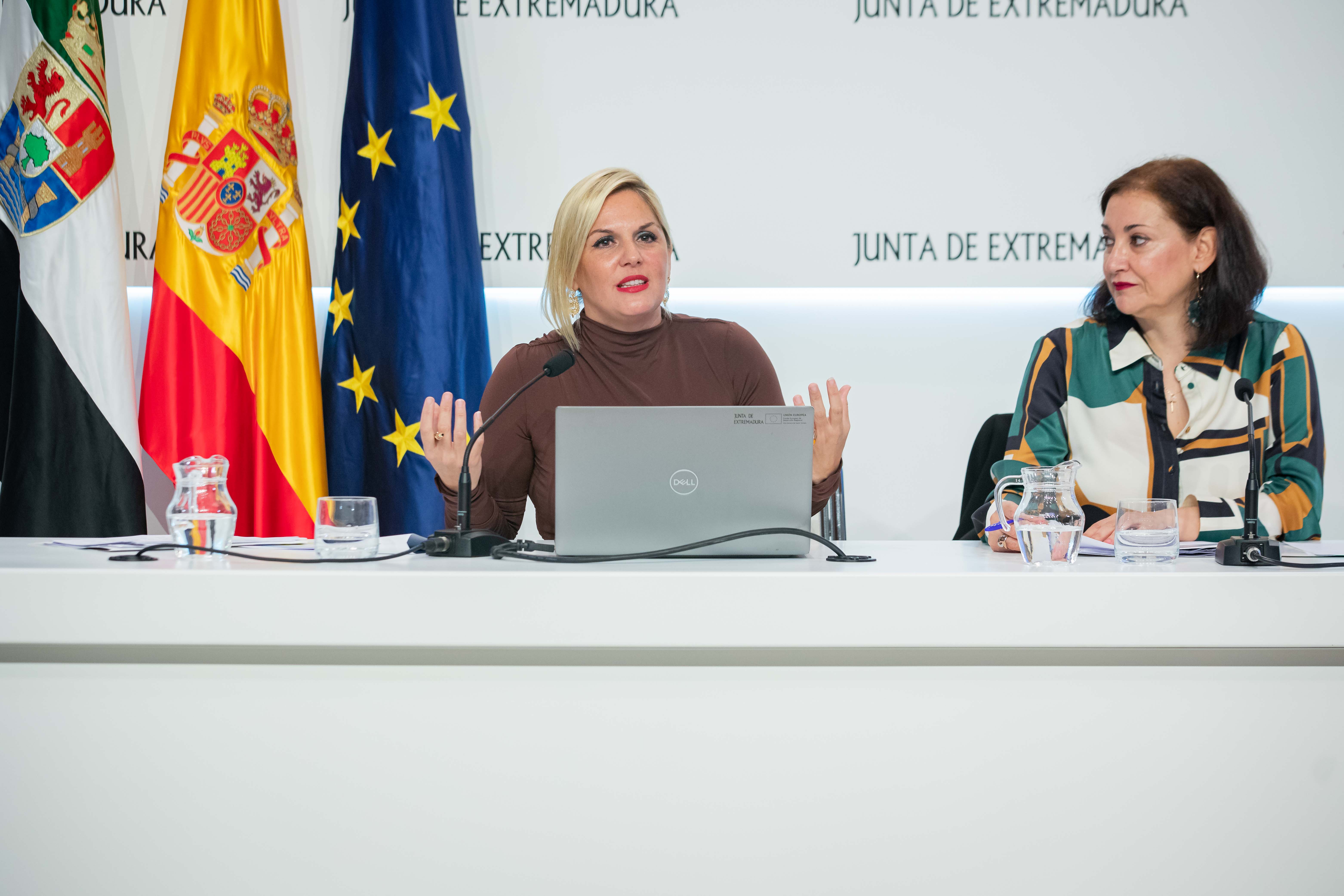 La consejera de Hacienda y Administración Pública, Elena Manzano, durante la rueda de prensa.