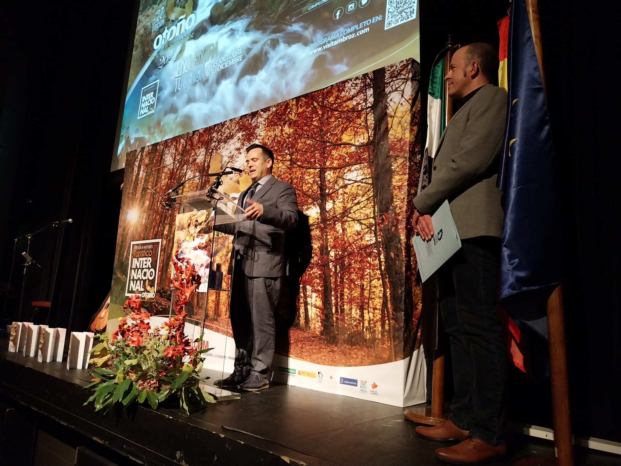  inauguración de la 27ª edición del Otoño Mágico del Valle del Ambroz en el Cine Teatro Juventud de Hervás