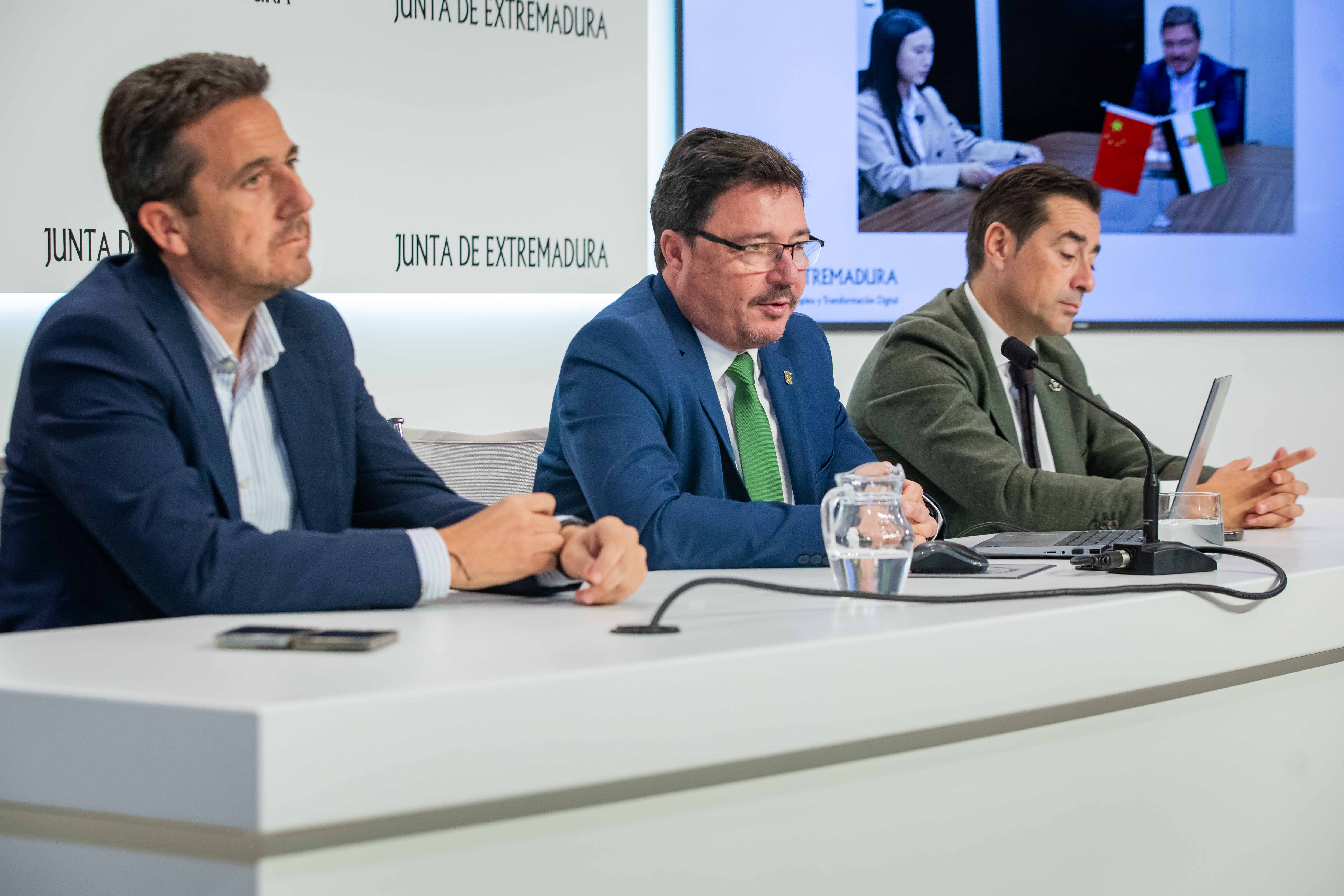 El consejero de Economía, Empleo y Transformación Digital, Guillermo Santamaría, durante la rueda de prensa.