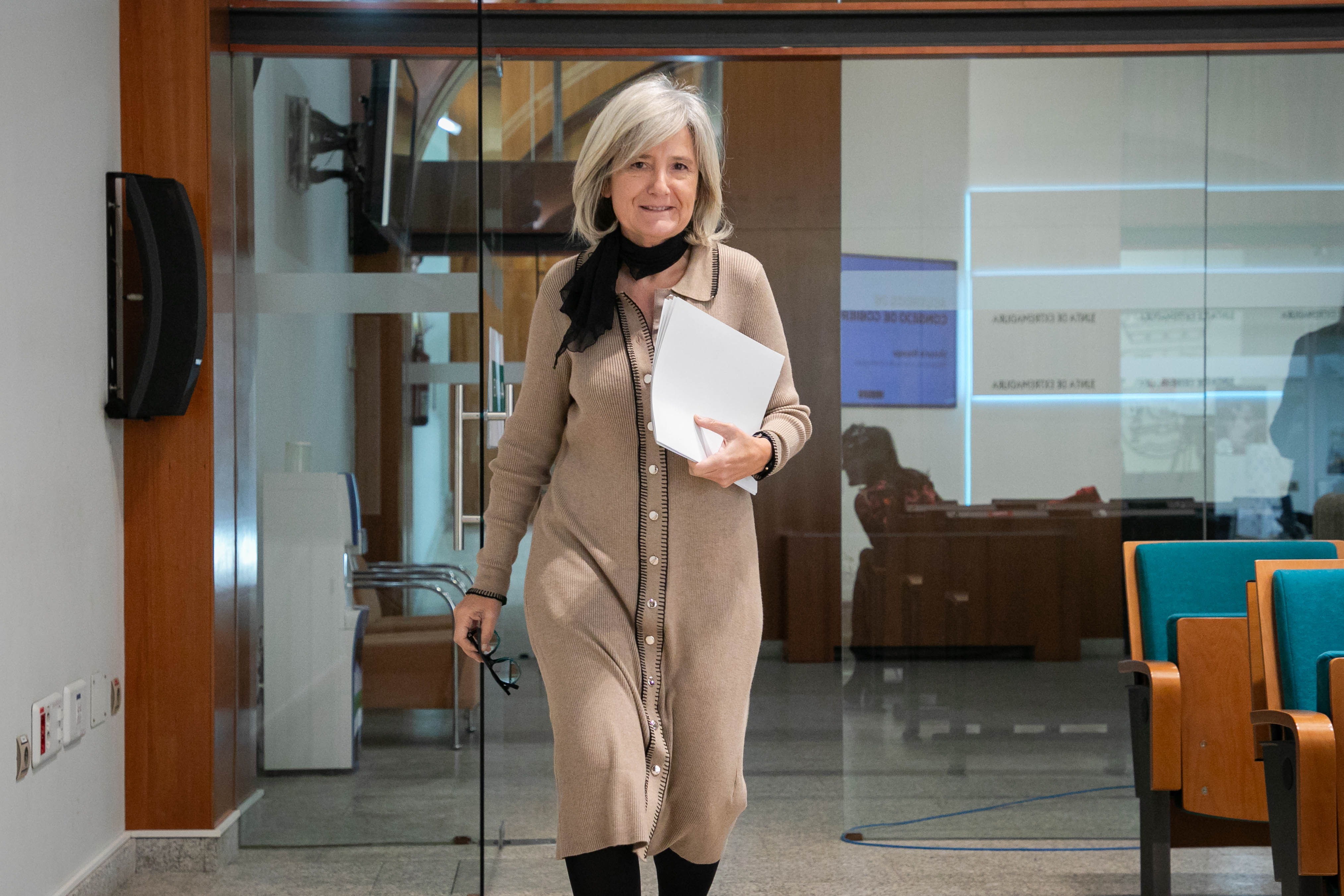 Portavoz de la Junta de Extremadura, Victoria Bazaga, entrando en la sala de prensa.