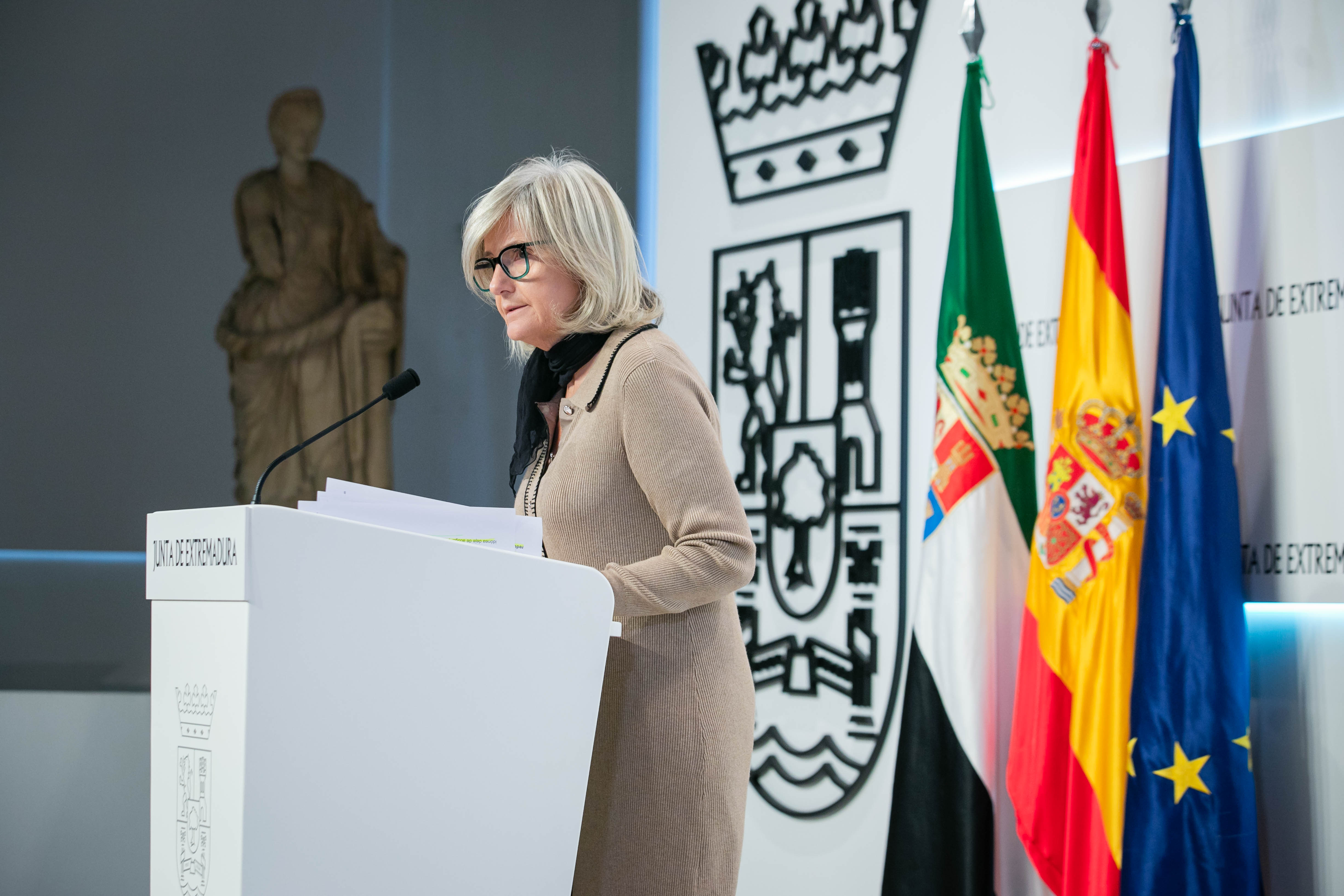 Portavoz de la Junta de Extremadura, Victoria Bazaga, durante la rueda de prensa.