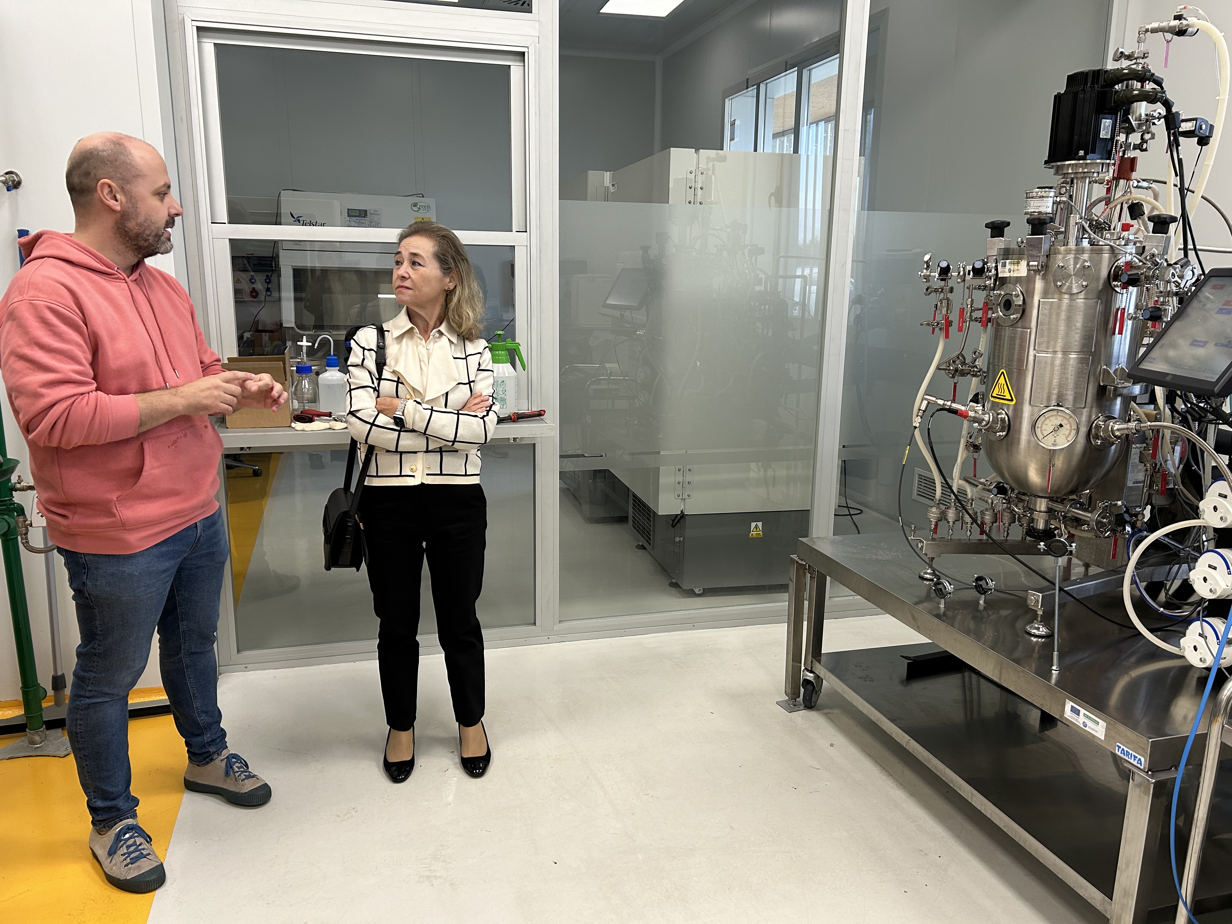 La consejera de Educación, Ciencia y Formación Profesional, María Mercedes Vaquera, en la visita.