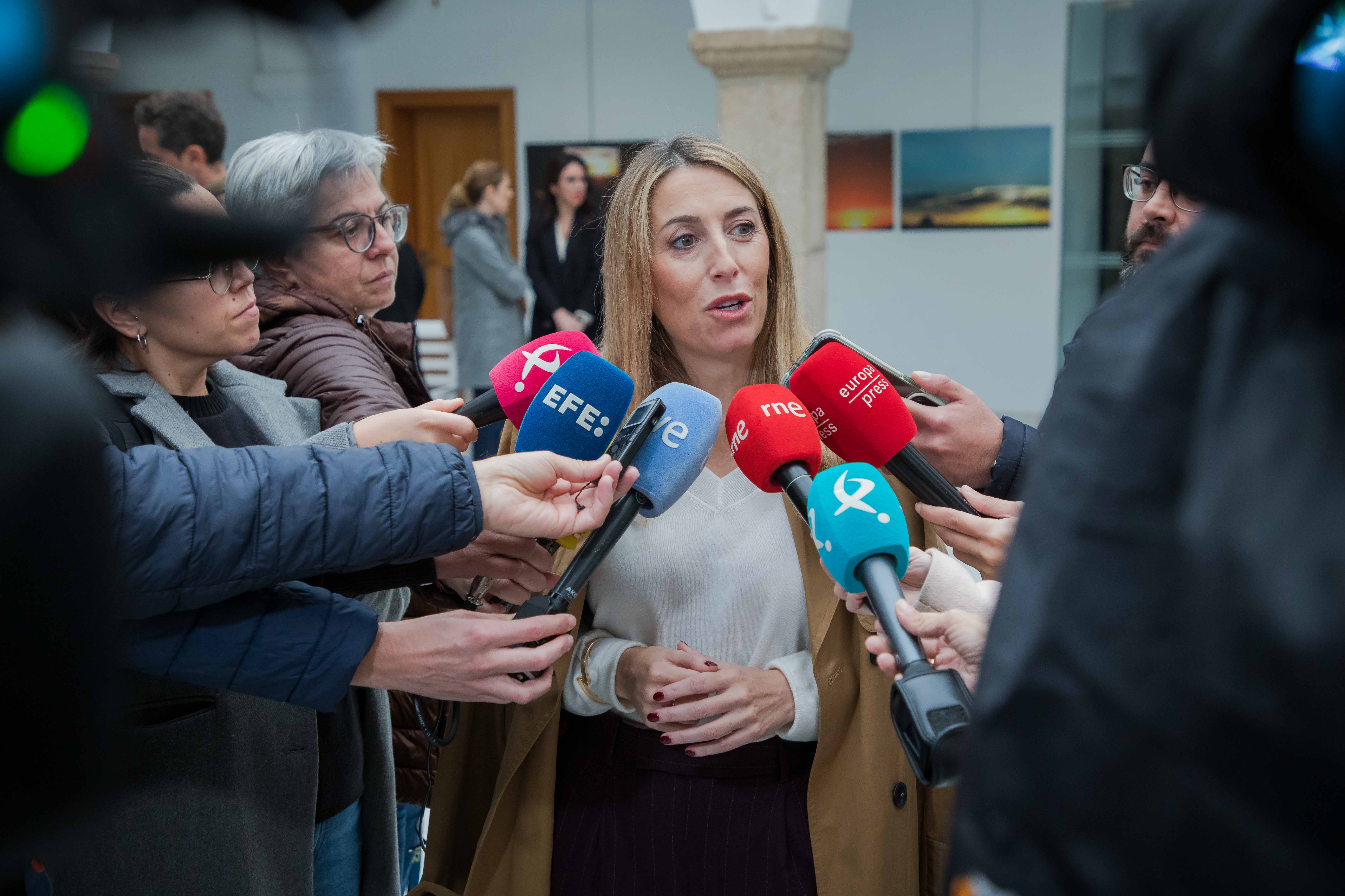 Foto de la presidenta de la Junta de Extremadura atendiendo a los medios de comunicación