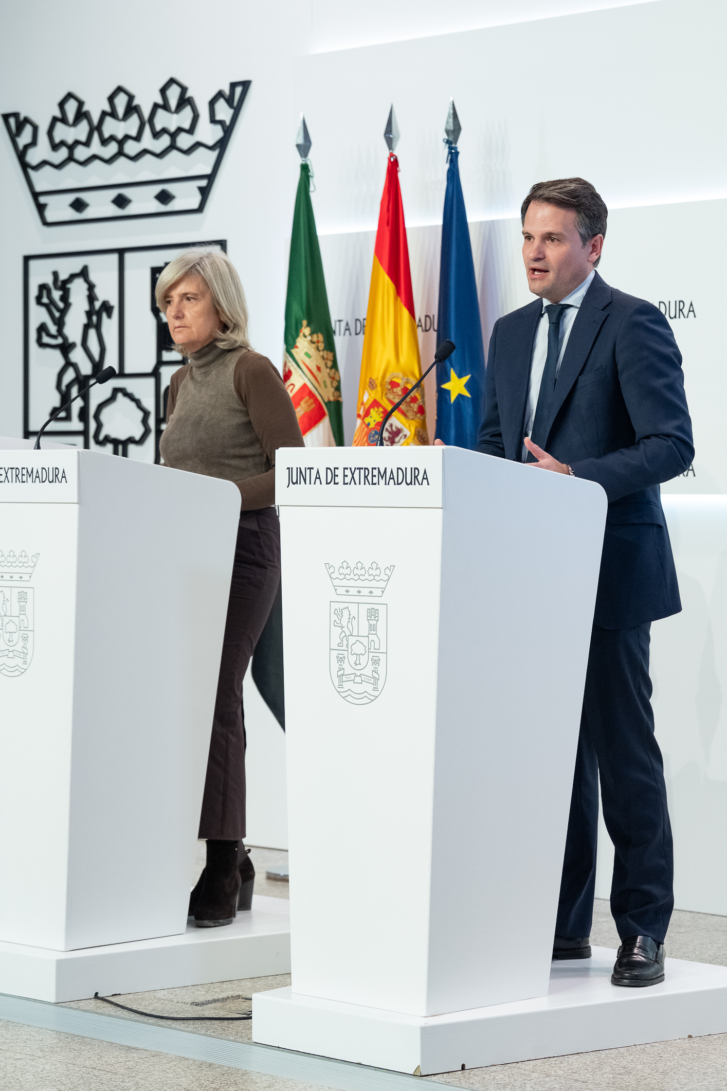 Foto del consejero de Presidencia, Interior y Diálogo Social y la portavoz de la Junta en la rueda de prensa del Consejo de Gobierno