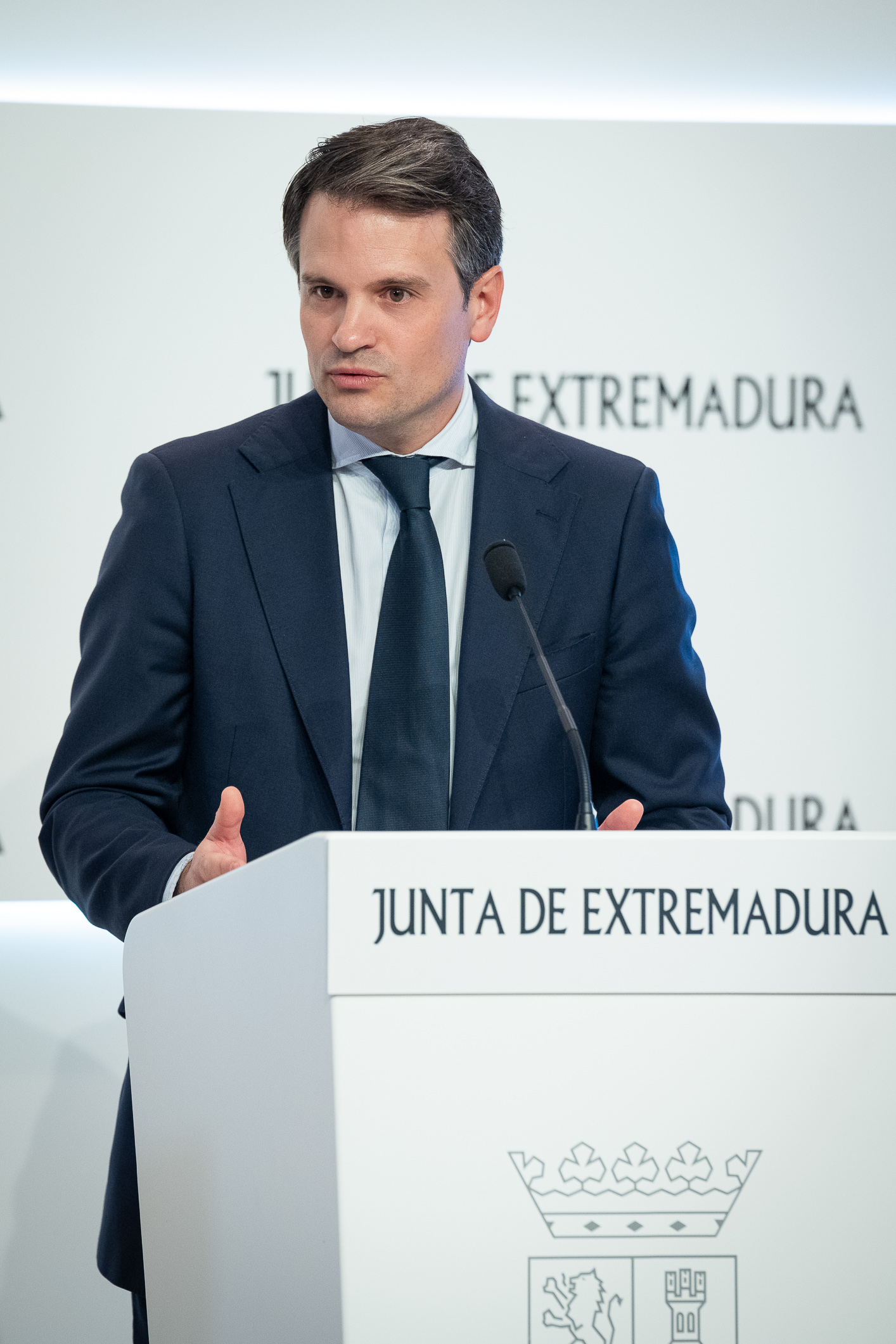 Foto del consejero de Presidencia, Interior y Diálogo Social en la rueda de prensa del Consejo de Gobierno