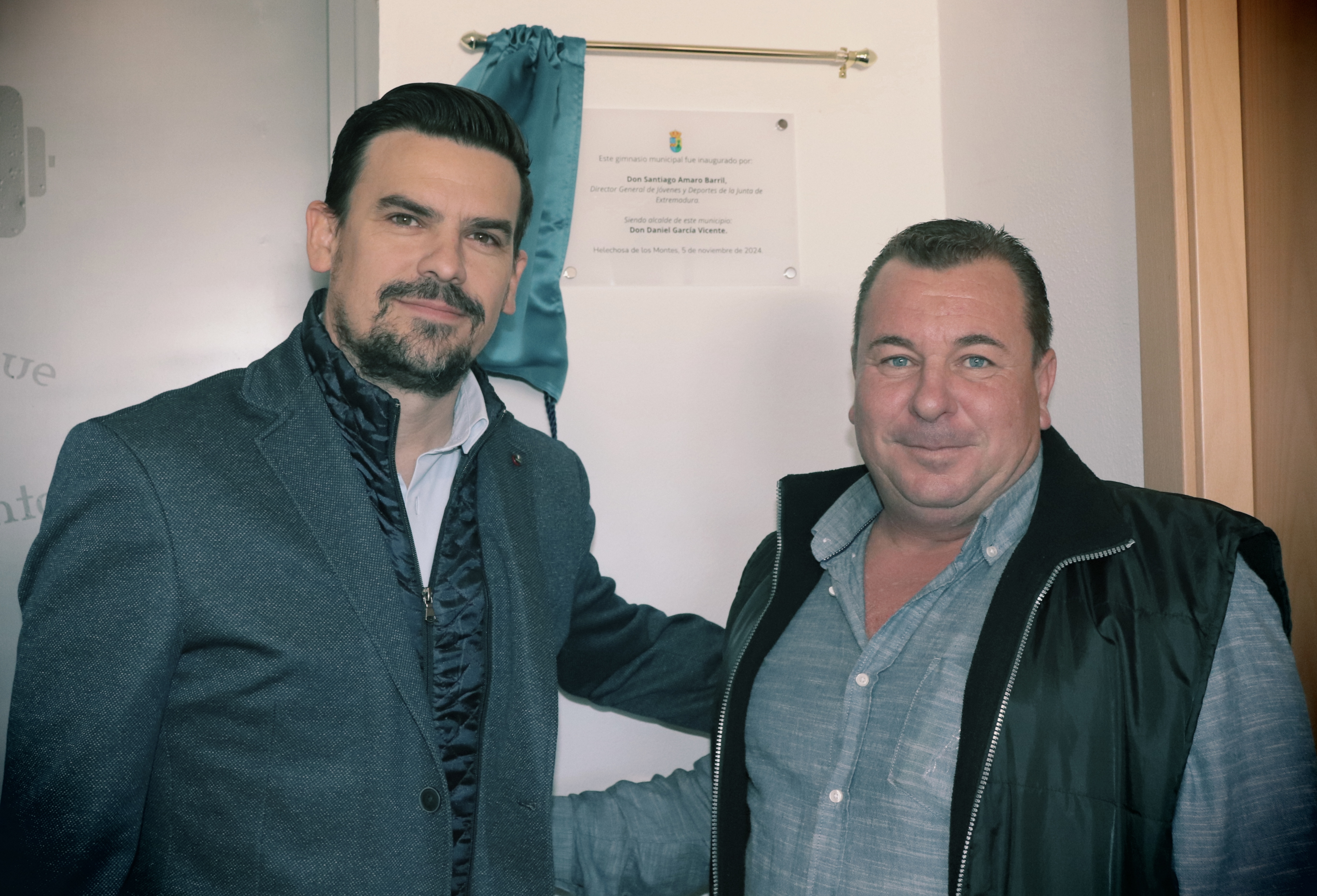 El director general de Jóvenes y Deportes de la Junta de Extremadura, Santiago Amaro,  y el alcalde del Helechosa de los Montes durante la inauguración.